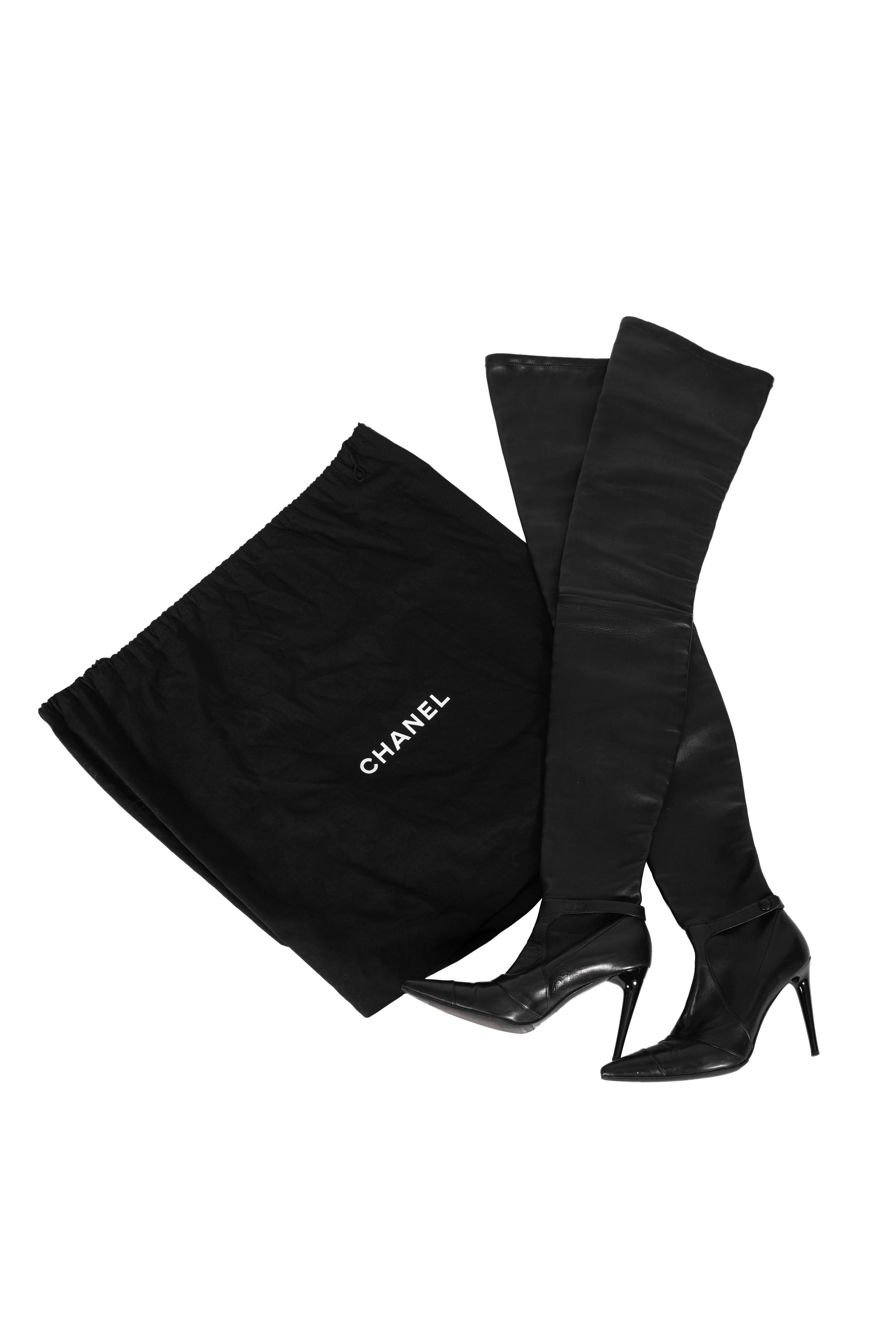 Herbst 2005 CHANEL Laufsteg 'Der Teufel trägt Prada' Oberschenkelhohe schwarze Lederstiefel im Angebot 11