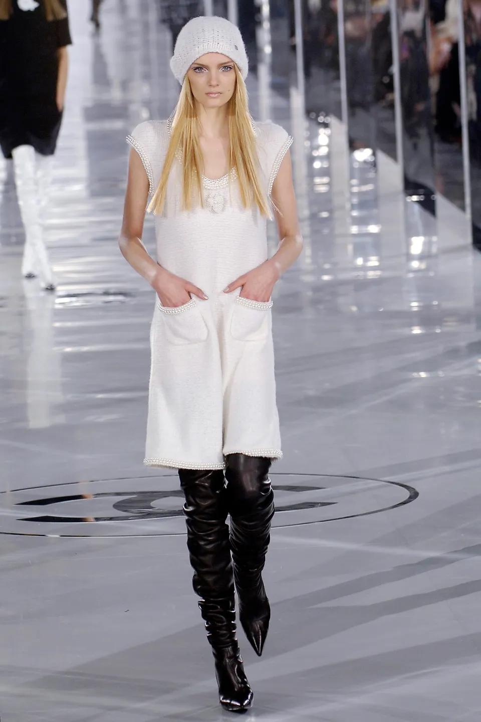 Herbst 2005 CHANEL Laufsteg 'Der Teufel trägt Prada' Oberschenkelhohe schwarze Lederstiefel im Angebot 14