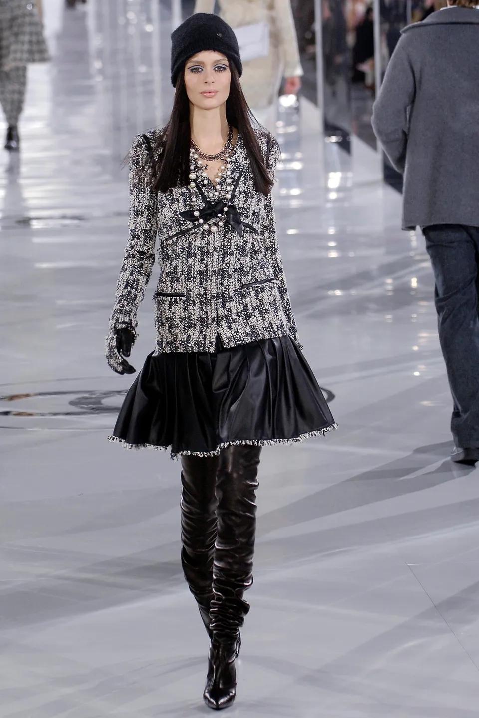 Herbst 2005 CHANEL Laufsteg 'Der Teufel trägt Prada' Oberschenkelhohe schwarze Lederstiefel im Angebot 15