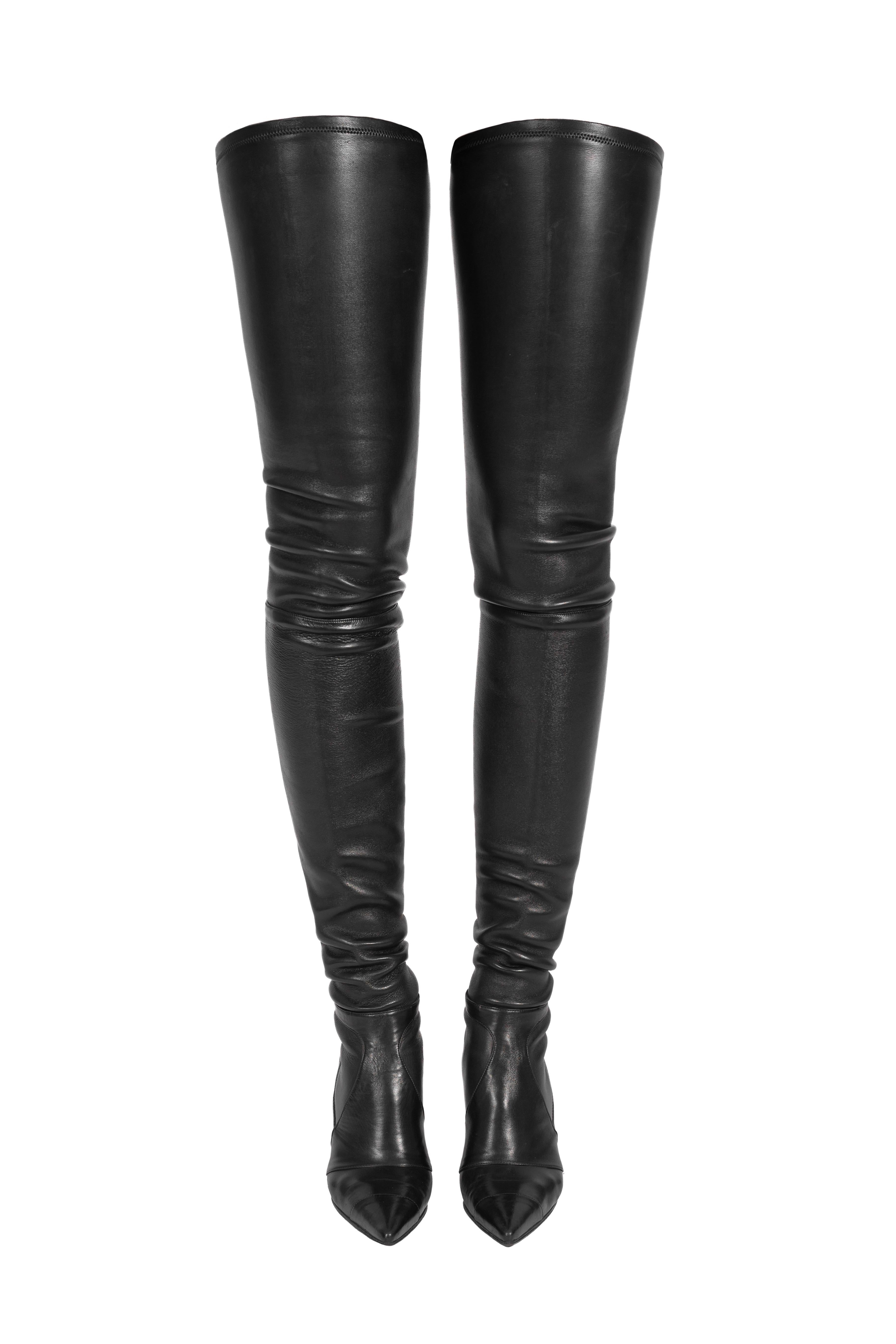 Herbst 2005 CHANEL Laufsteg 'Der Teufel trägt Prada' Oberschenkelhohe schwarze Lederstiefel (Schwarz) im Angebot