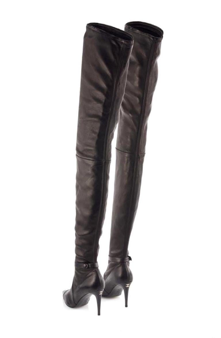 Herbst 2005 CHANEL Laufsteg 'Der Teufel trägt Prada' Oberschenkelhohe schwarze Lederstiefel im Angebot 1