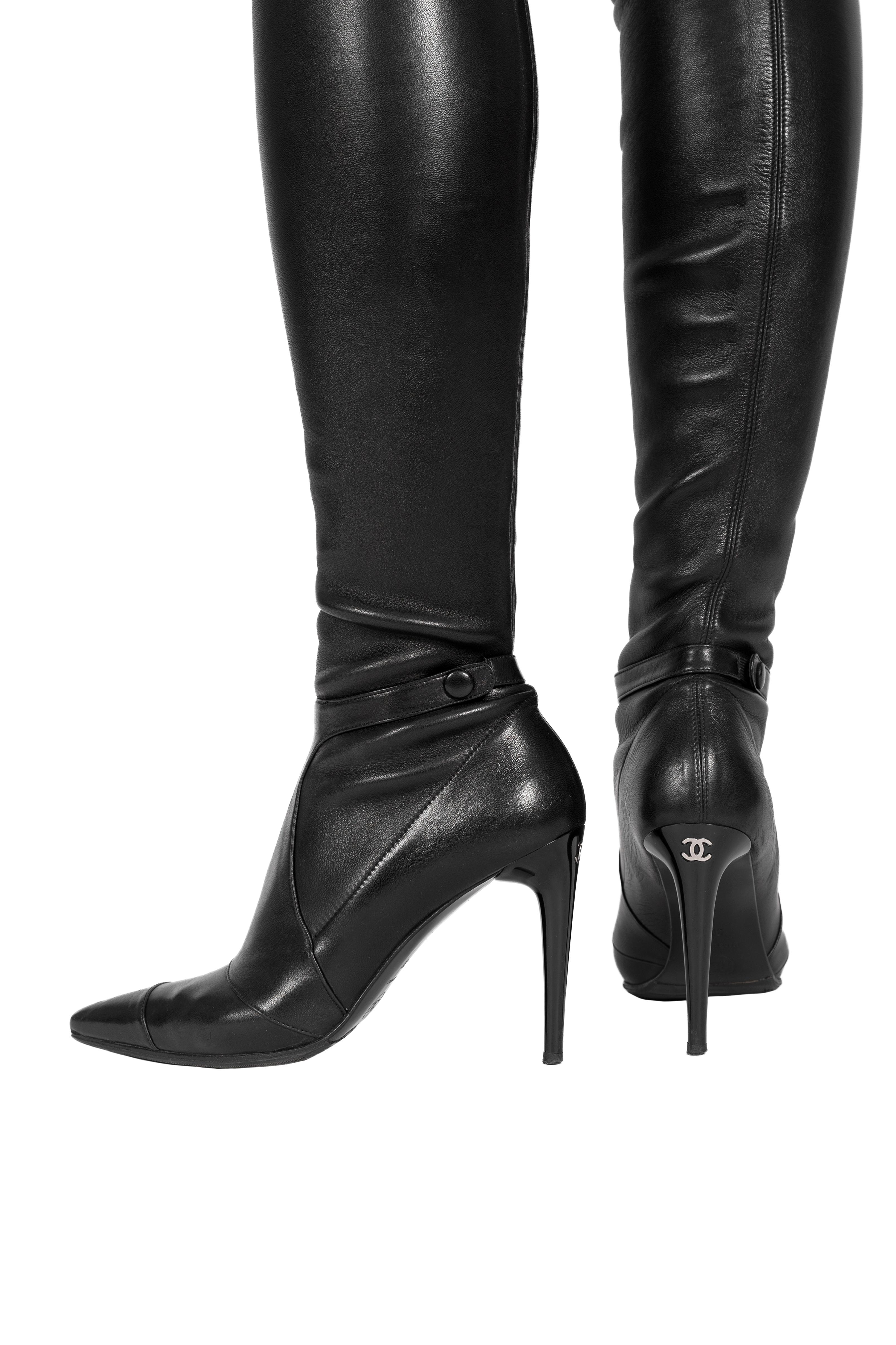 Herbst 2005 CHANEL Laufsteg 'Der Teufel trägt Prada' Oberschenkelhohe schwarze Lederstiefel im Angebot 2