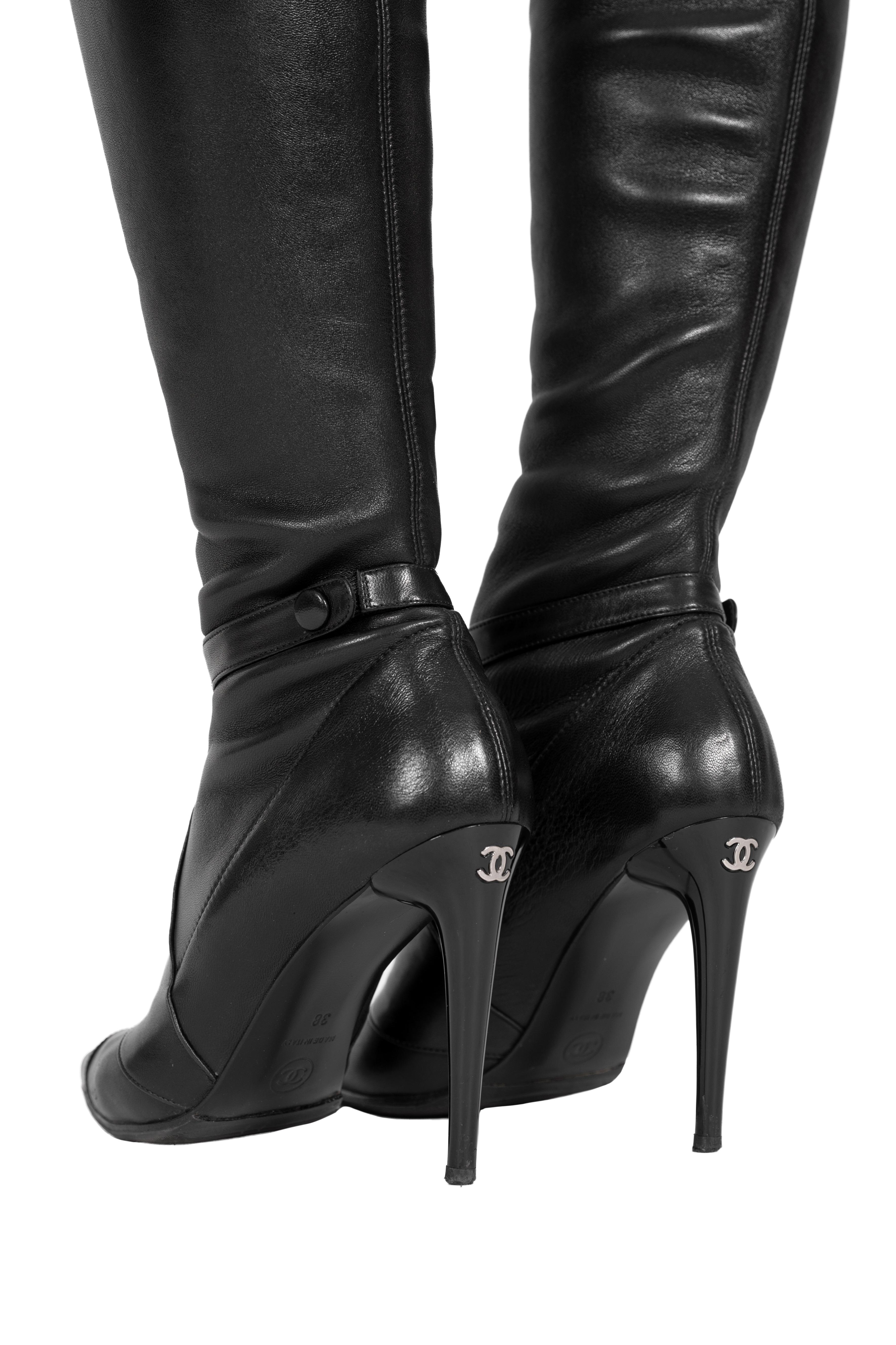 Herbst 2005 CHANEL Laufsteg 'Der Teufel trägt Prada' Oberschenkelhohe schwarze Lederstiefel im Angebot 3
