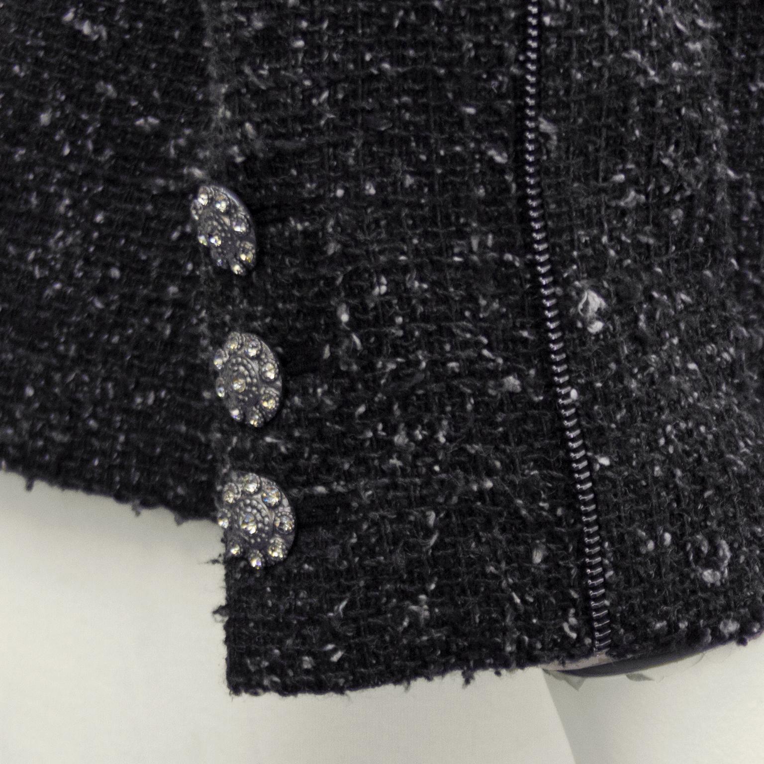 Fall 2008 Chanel Steel Gray Boucle Double Breasted Blazer In Good Condition For Sale In Toronto, Ontario
