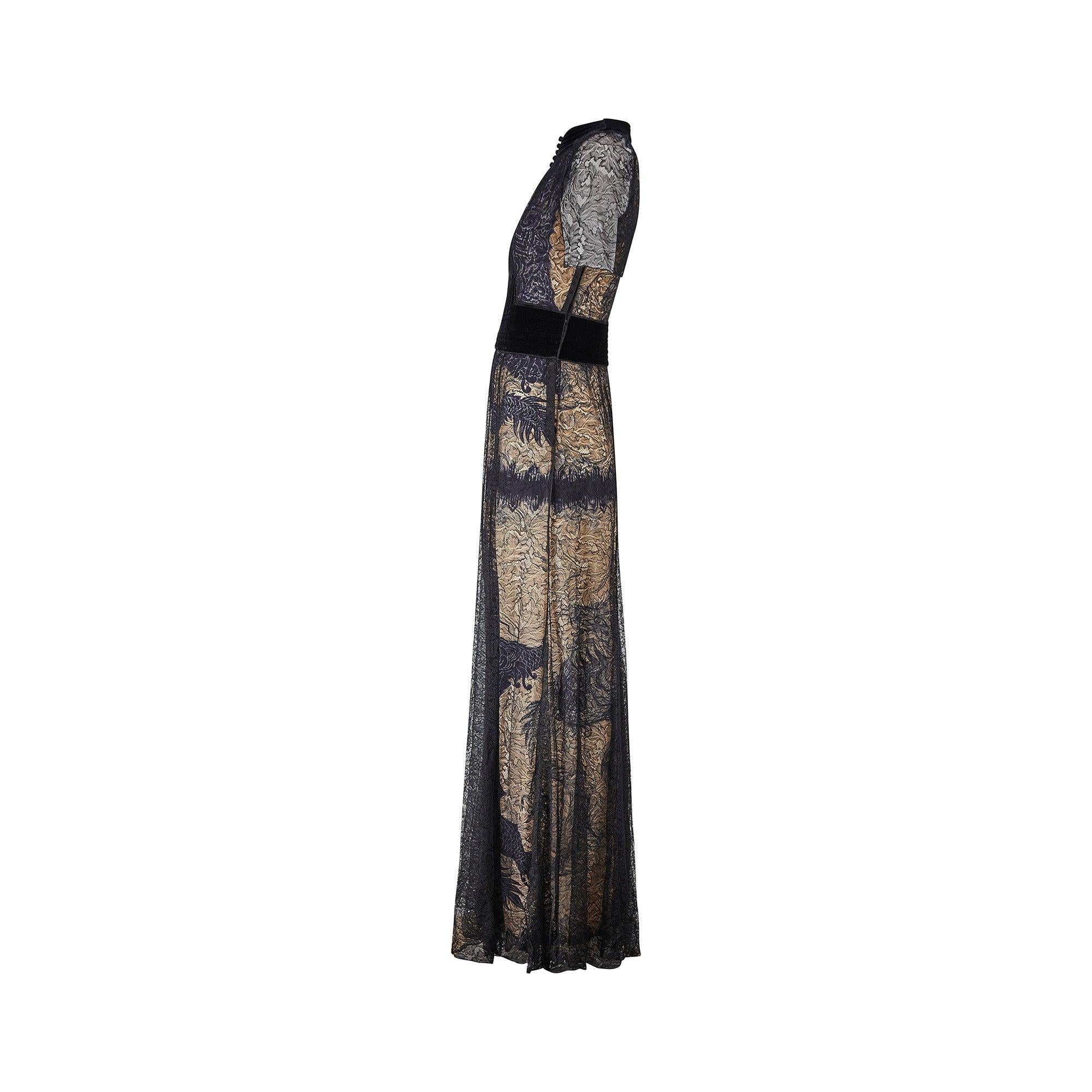 Cette robe rare de Jean Paul Gaultier est apparue sur le défilé de l'automne 2008 dans le cadre d'un look théâtral à plusieurs niveaux, typique du créateur franc-tireur. Rappelant les modèles des années 1930, la robe est surmontée d'une couche de