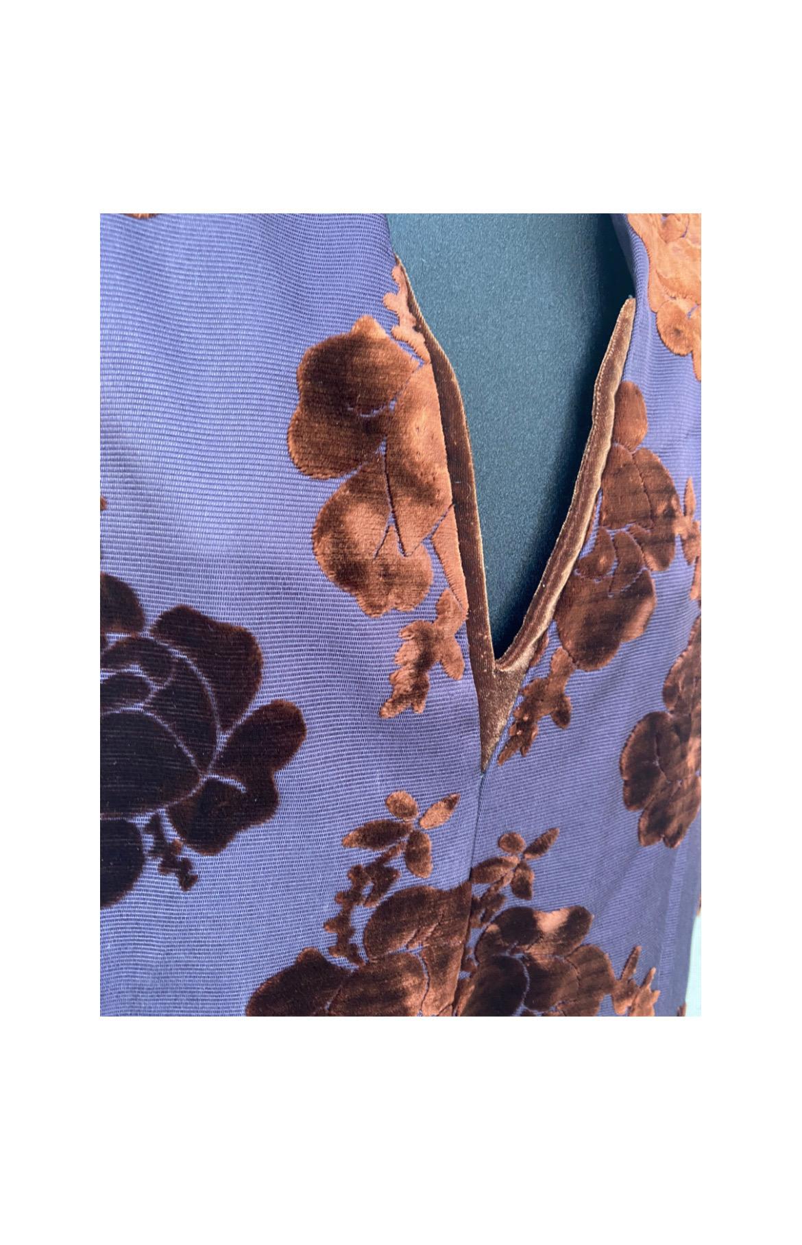 Robe d'hiver sans manches, taille 46, fond violet, empiècements floraux en velours rouille, bande au bas en velours marron, matière viscose soie mélangée, mesures : longueur 110 cm, poitrine 54 cm, épaule 48 cm, en très bon état