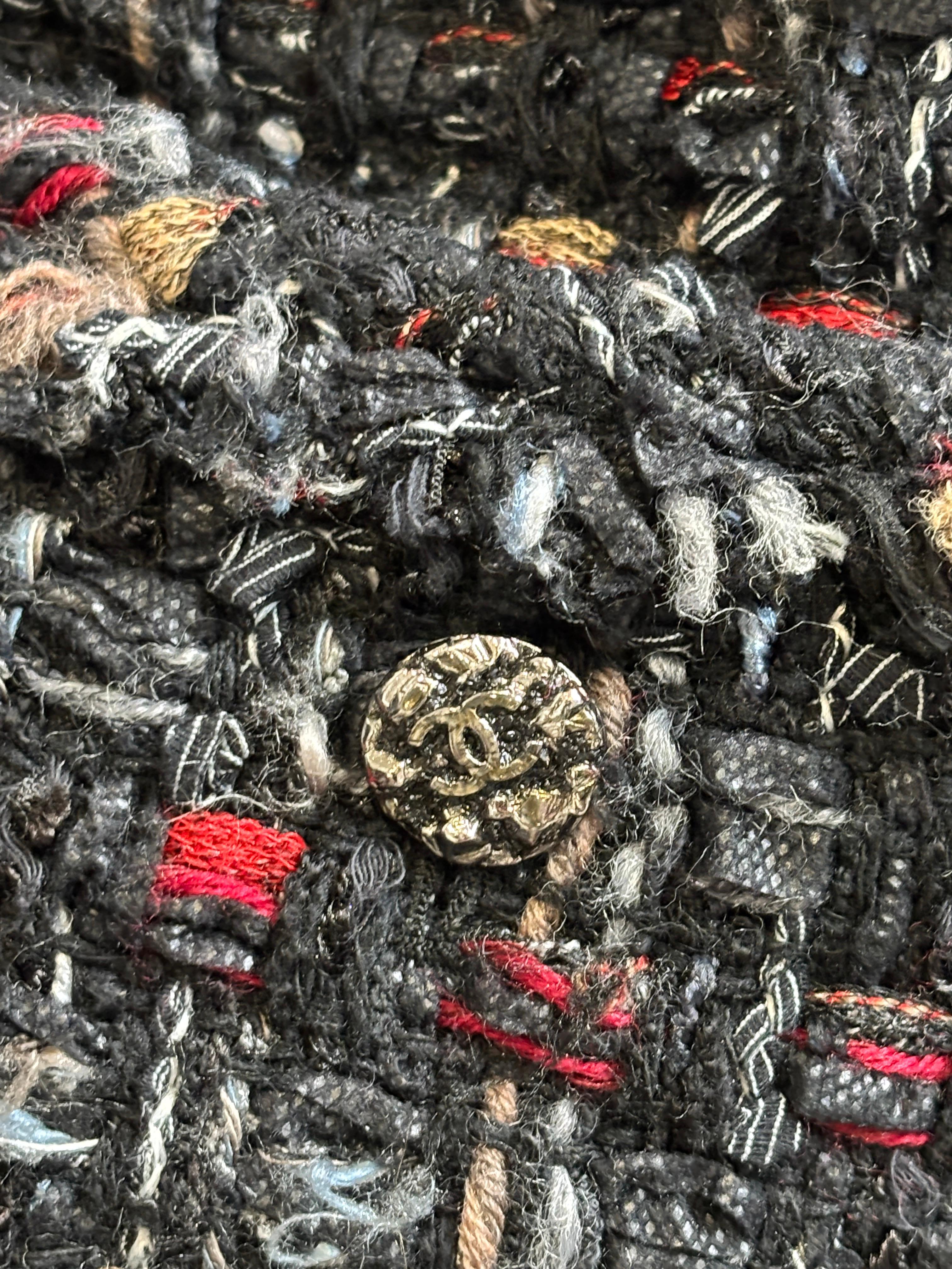Fall 2010 Chanel Tweed Black and Red Suit/Size 40/42 For Sale 6