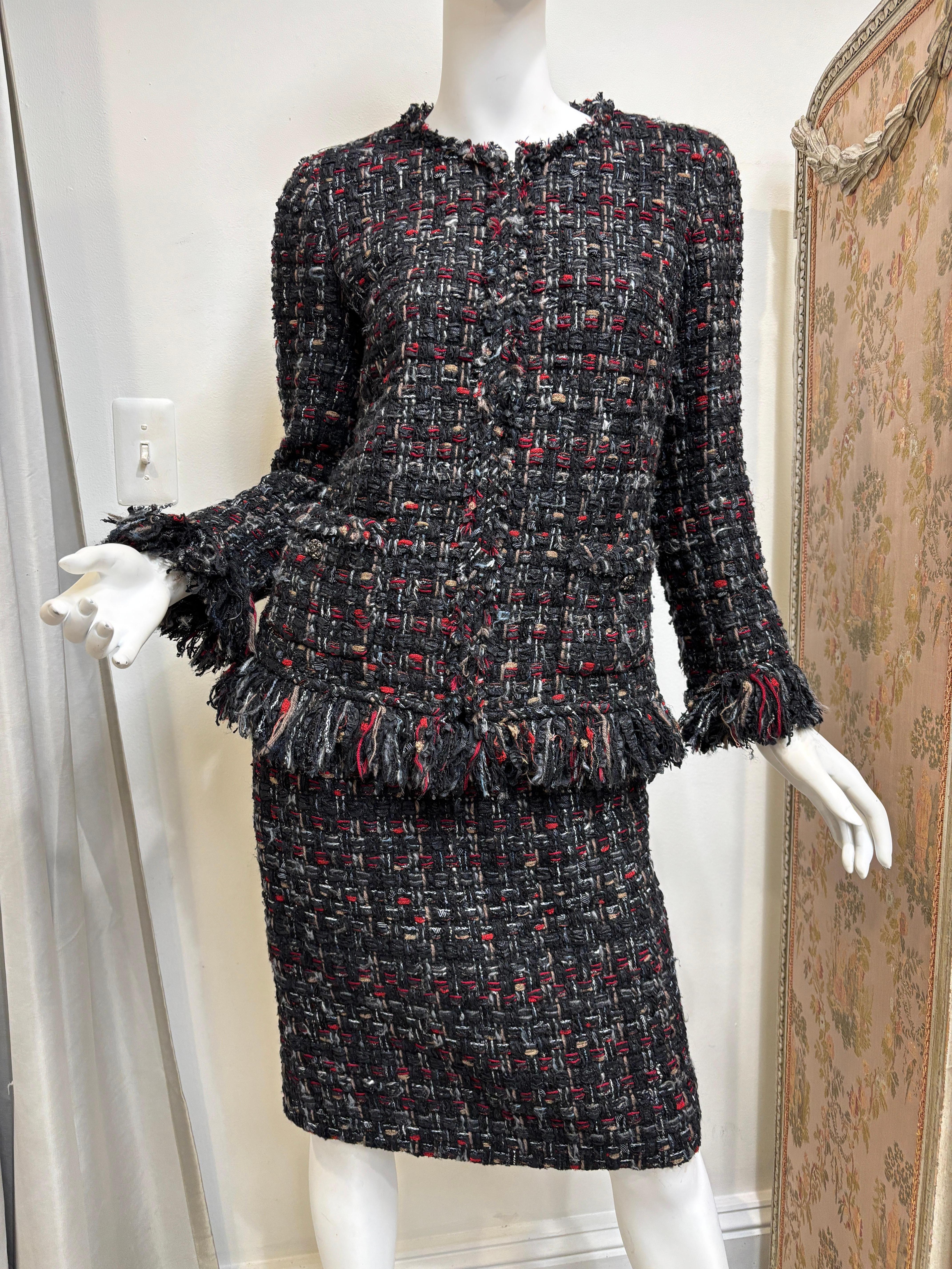 Chanel tweed 2 piece suit from the 2010 fall collection.

Please note that jacket is size 40 while skirt is size 42. See specific measurement below to check sizing.

Brand: Chanel
Season: Fall 2010
Size: Jacket size 40
Skirt size 42
Number of