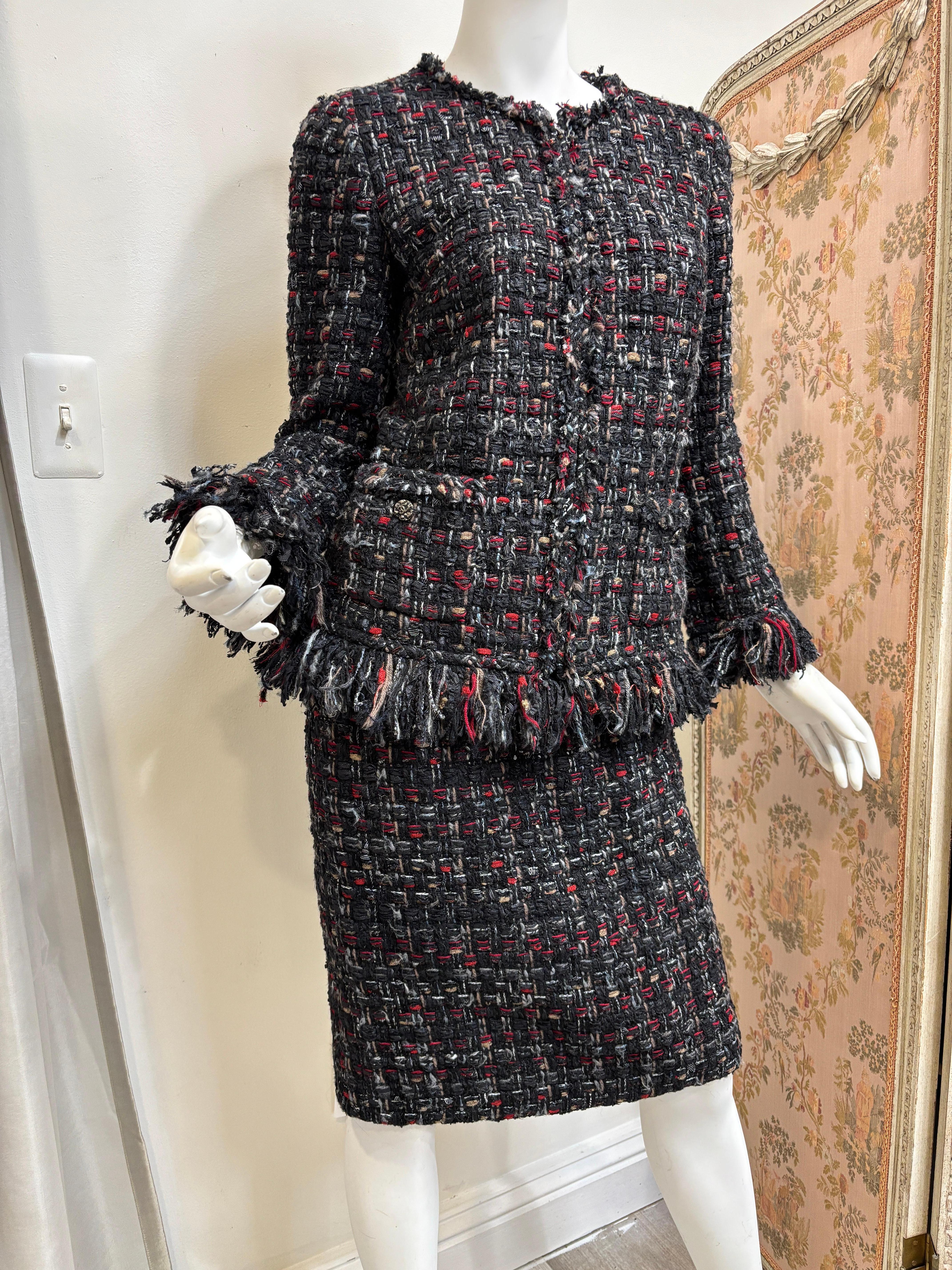 Fall 2010 Chanel Tweed Black and Red Suit/Size 40/42 In Good Condition For Sale In Bernardsville, NJ