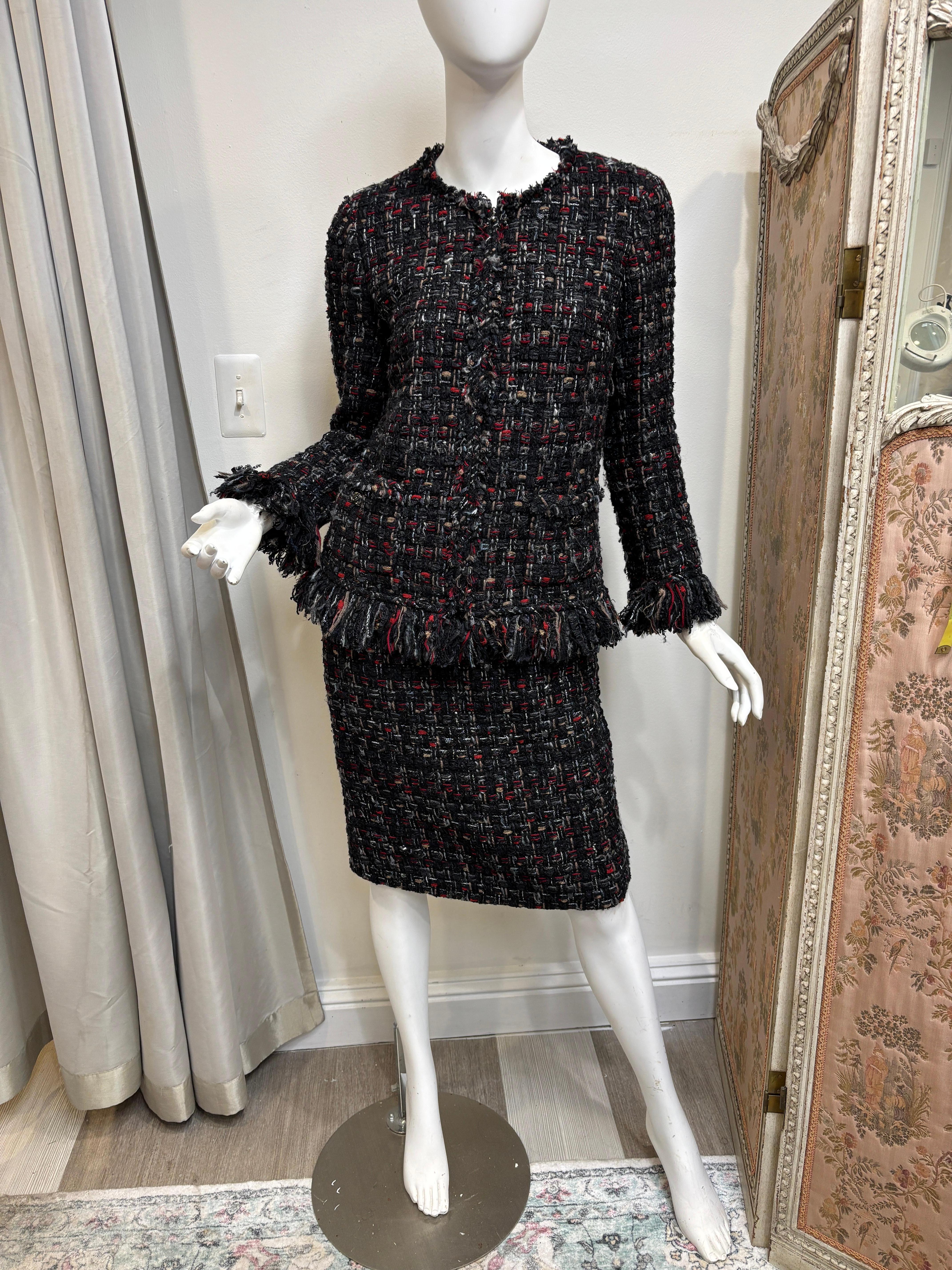 Fall 2010 Chanel Tweed Black and Red Suit/Size 40/42 For Sale 1