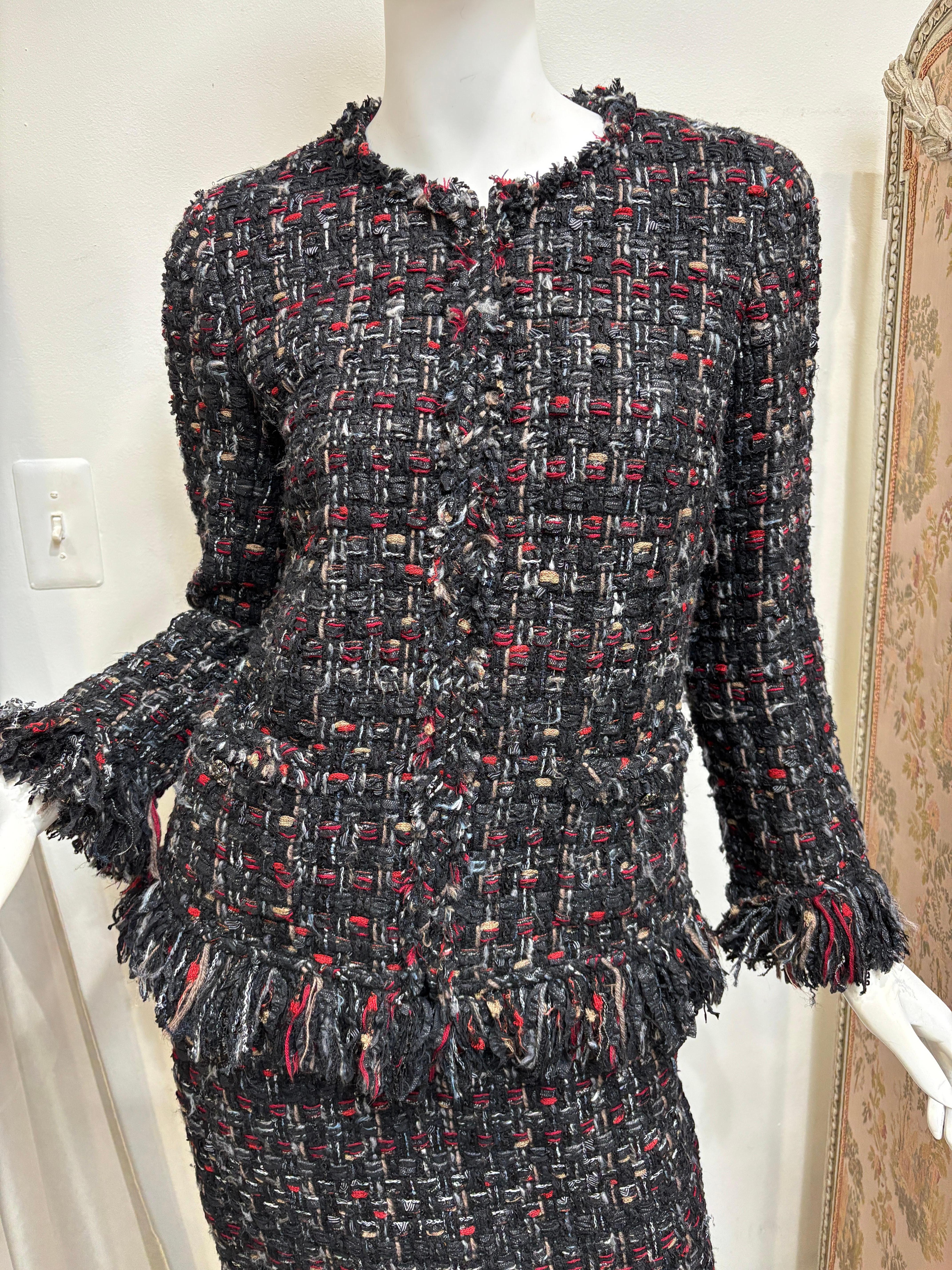 Fall 2010 Chanel Tweed Black and Red Suit/Size 40/42 For Sale 2