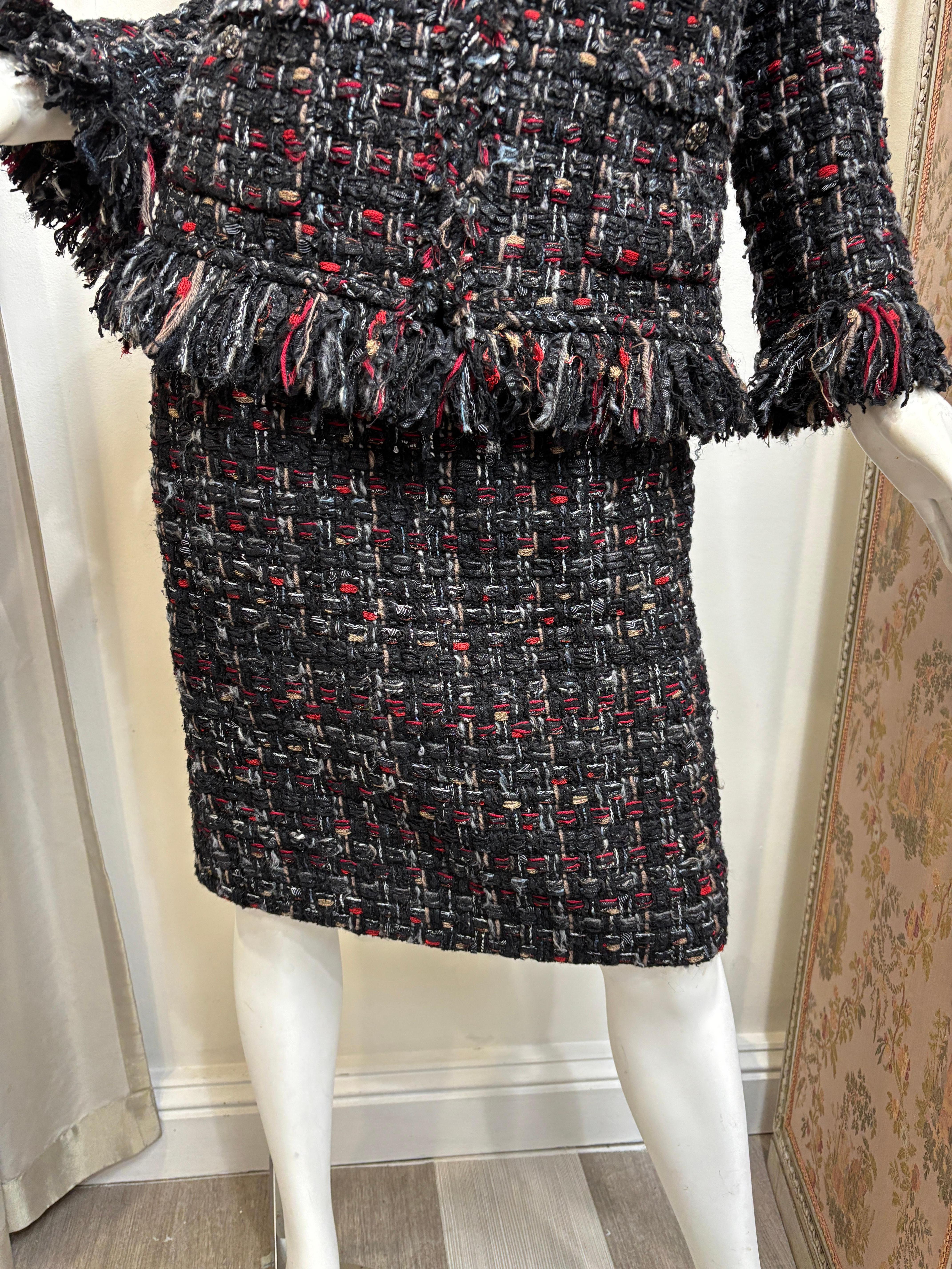 Fall 2010 Chanel Tweed Black and Red Suit/Size 40/42 For Sale 3