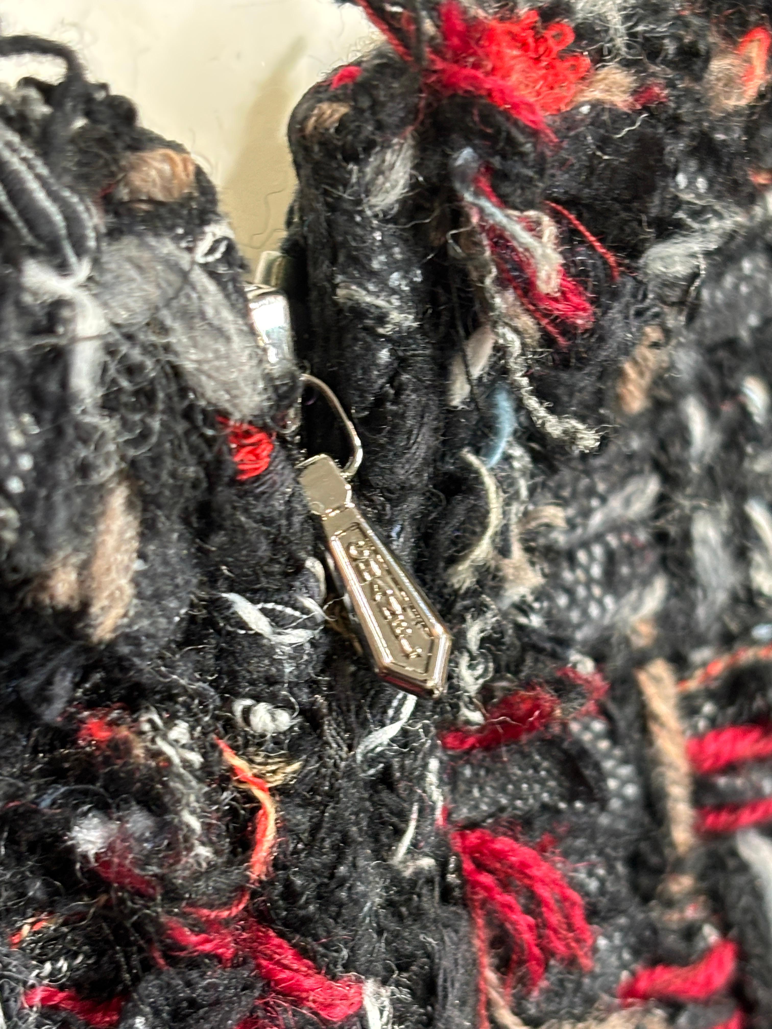 Fall 2010 Chanel Tweed Black and Red Suit/Size 40/42 For Sale 5