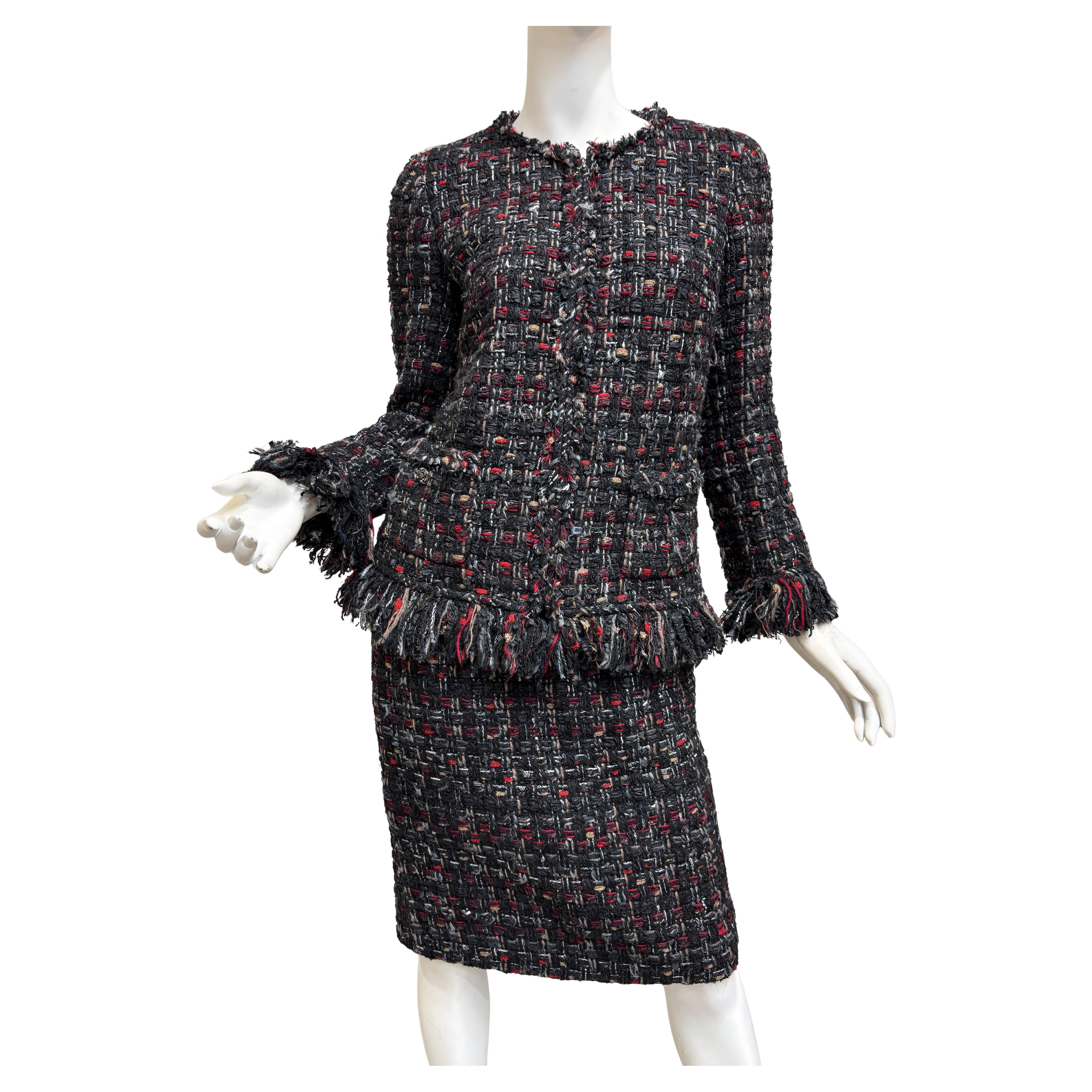 Fall 2010 Chanel Tweed Black and Red Suit/Size 40/42 For Sale