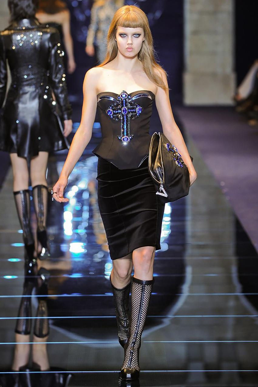 VERSACE



Actual runway sample Fall 2012 look# 5 

Versace crystal-embellished black clutch

Velvet

Silver chain hand strap at base


Blue, black and mirrored diamanté cross appliqué at front


Internal zip-fastening pockets, internal cell phone