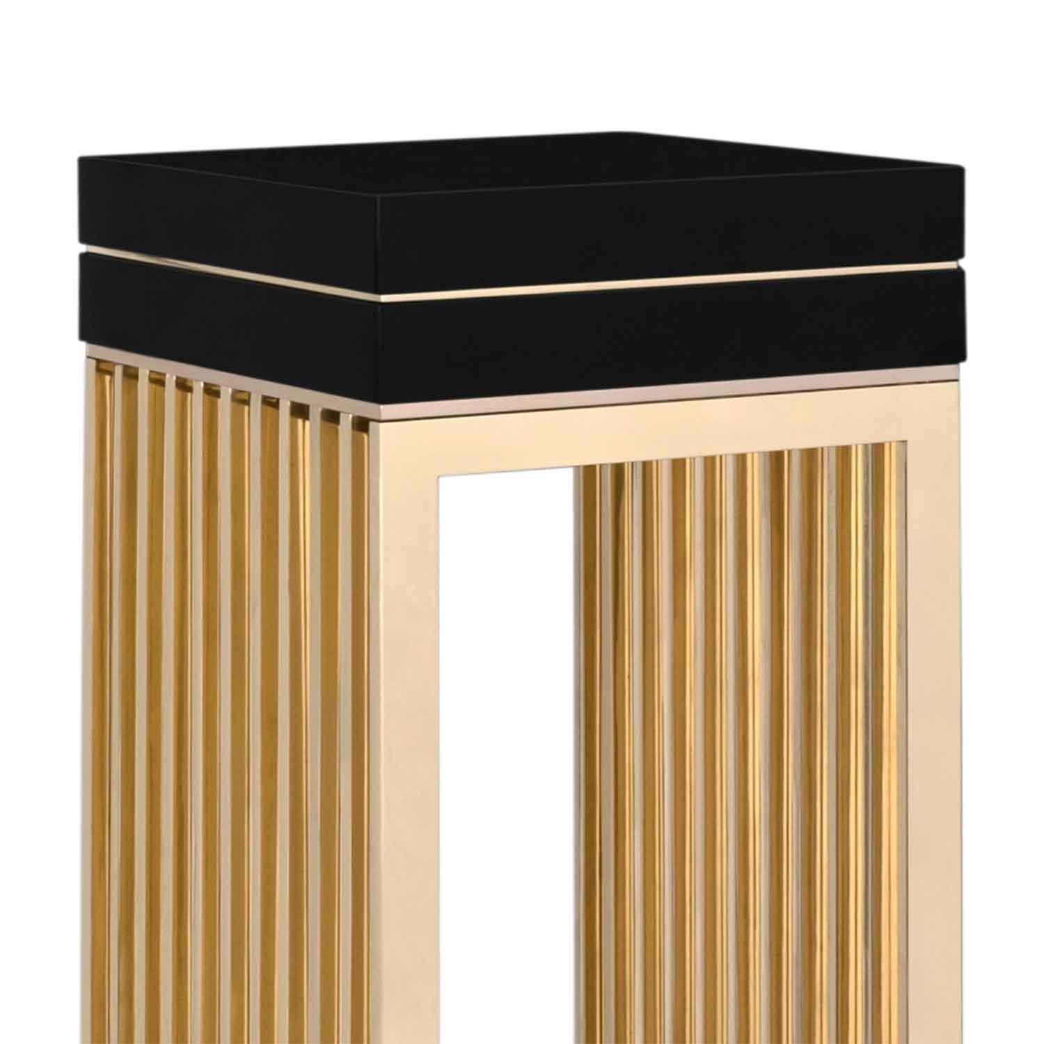 Pedestal fall with black lacquered wooden
top and with polished solid brass base.