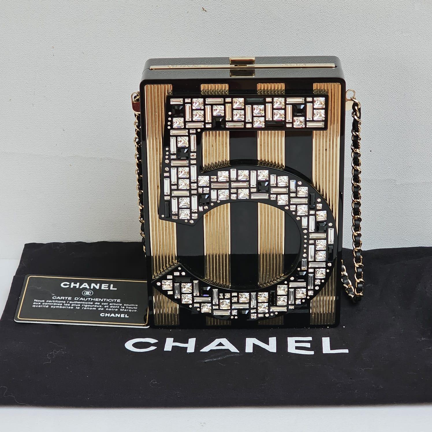Fall/Winter 15 Chanel No 5 Gold Plexiglass Minaudiere Clutch In Good Condition For Sale In Jakarta, Daerah Khusus Ibukota Jakarta