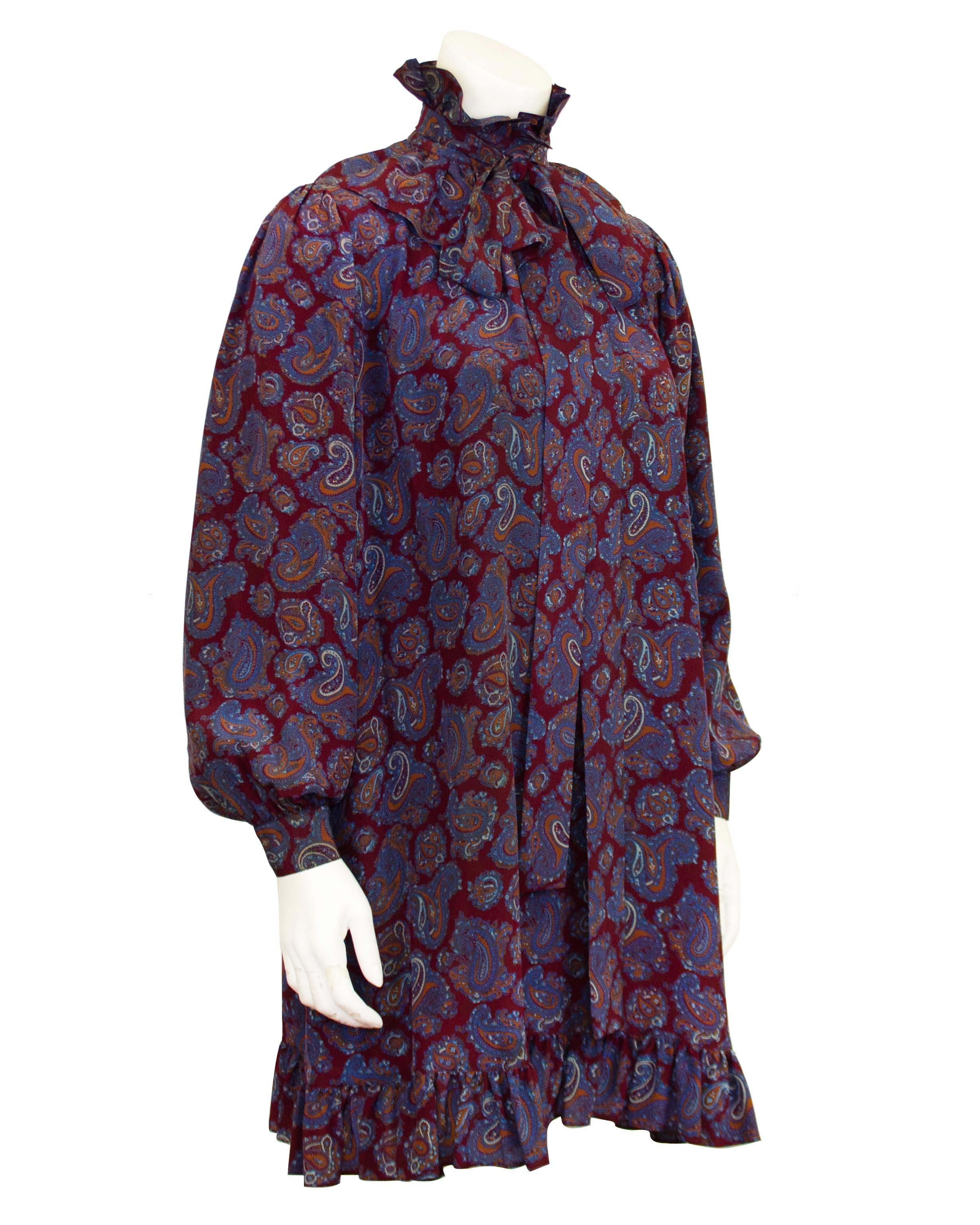Vestido en bata de seda con estampado paisley granate, azul y óxido, de la colección rusa de Yves Saint Laurent de 1976. La colección estaba 