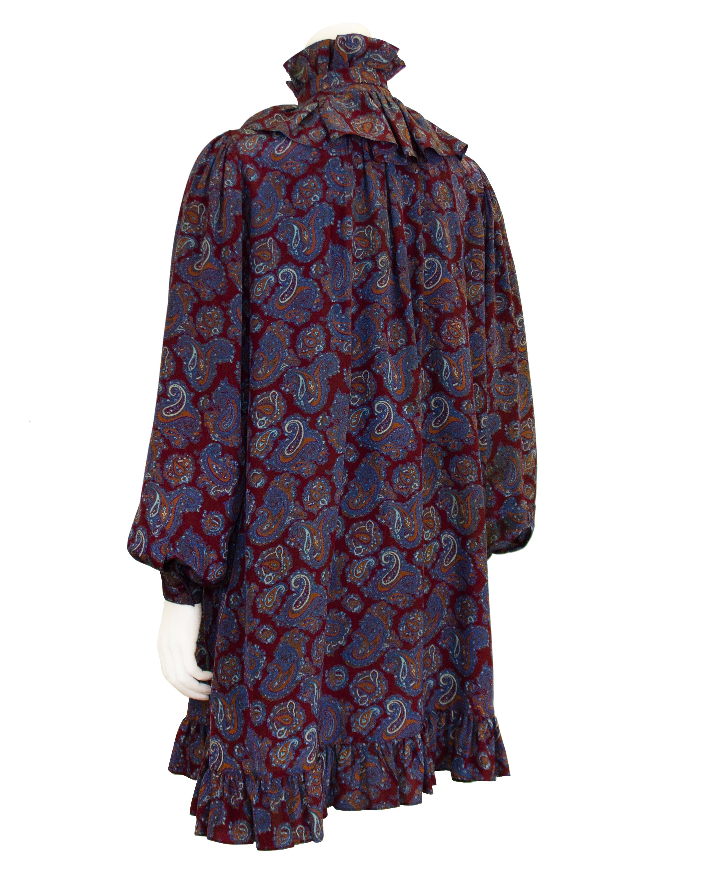 Otoño/Invierno 1976 Yves Saint Laurent Colección Rusa Vestido Paisley de Seda Negro