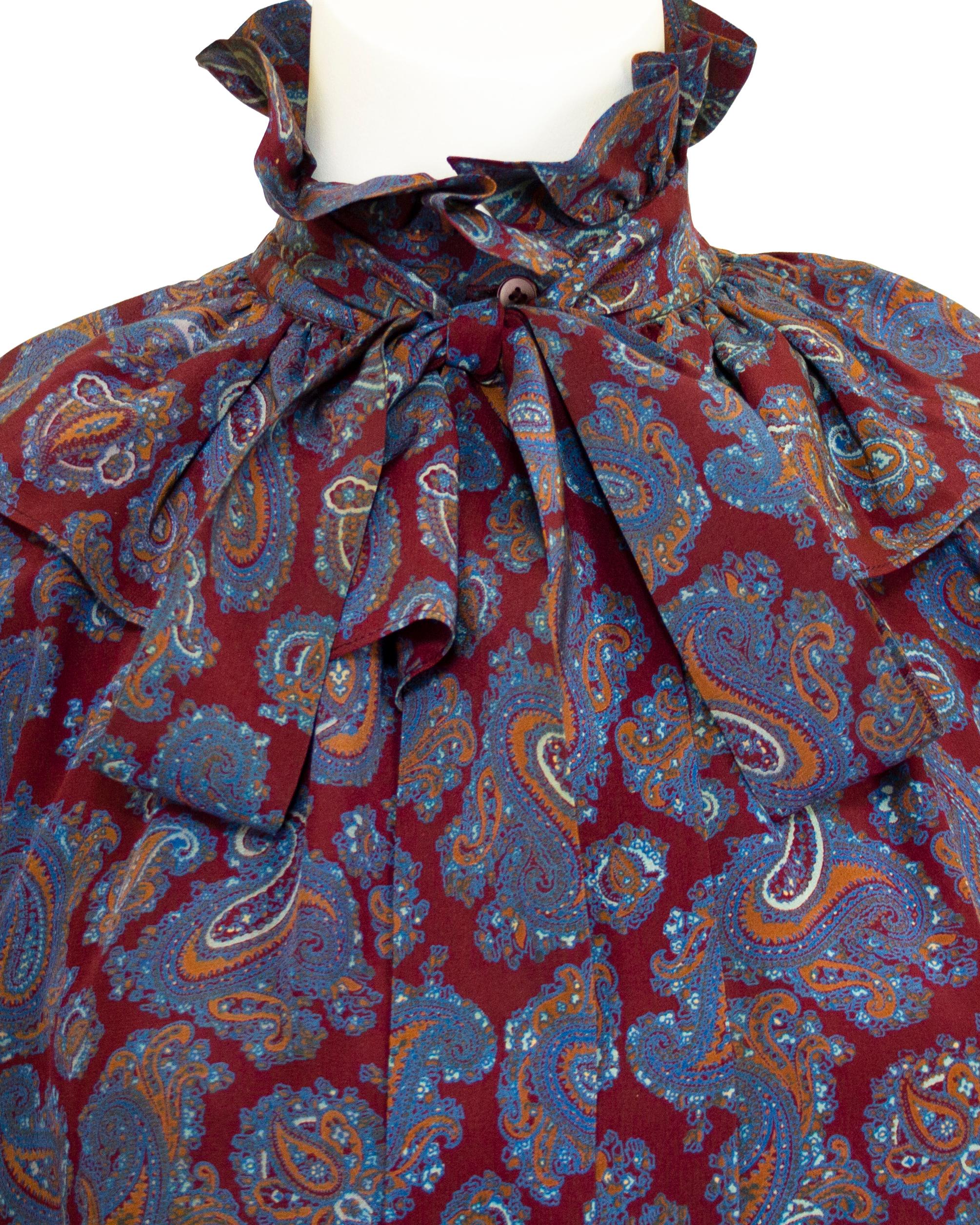 Otoño/Invierno 1976 Yves Saint Laurent Colección Rusa Vestido Paisley de Seda en Bueno Estado en Toronto, Ontario