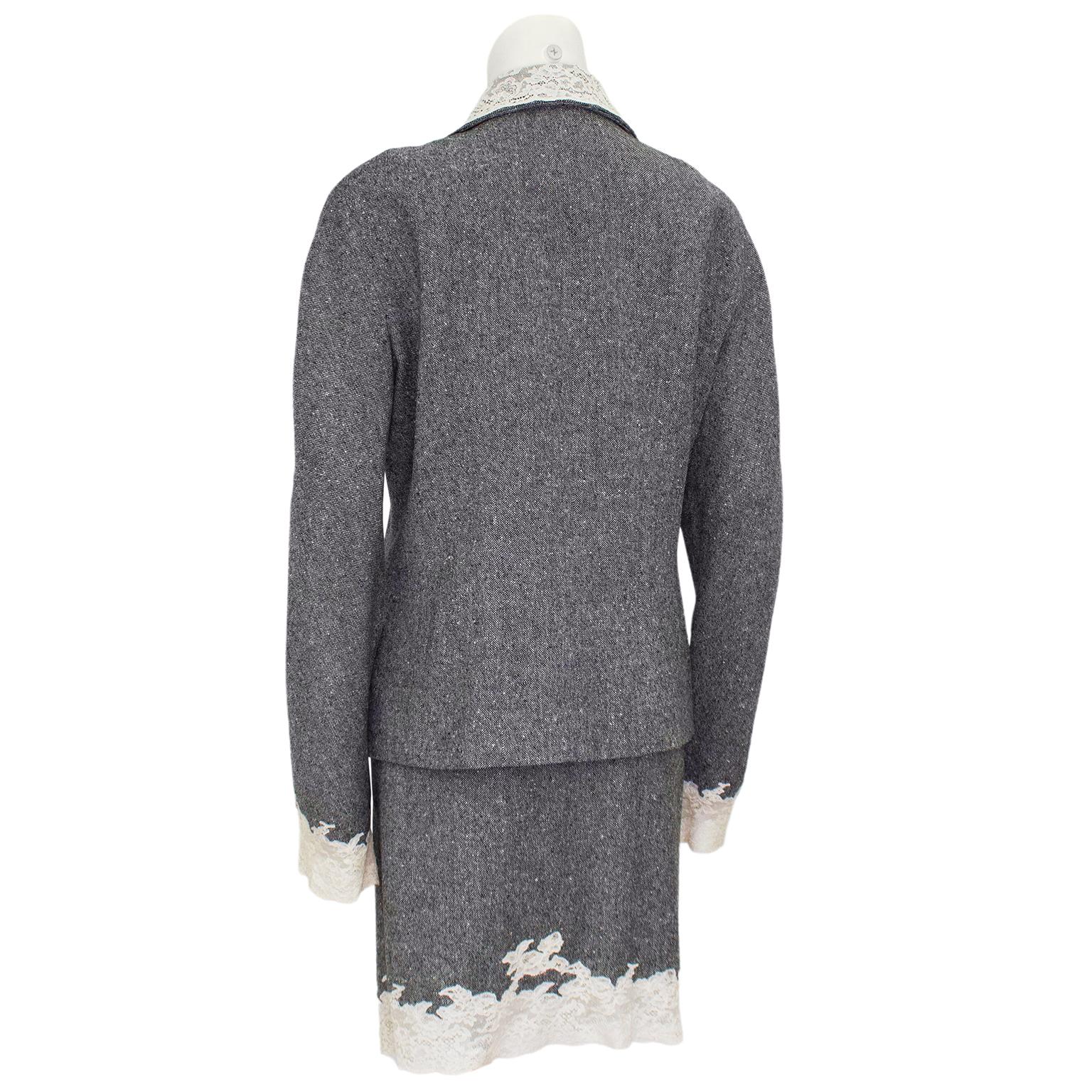 Gris Christian Dior - Tailleur jupe en tweed de laine gris avec dentelle crème, automne-hiver 1998  en vente