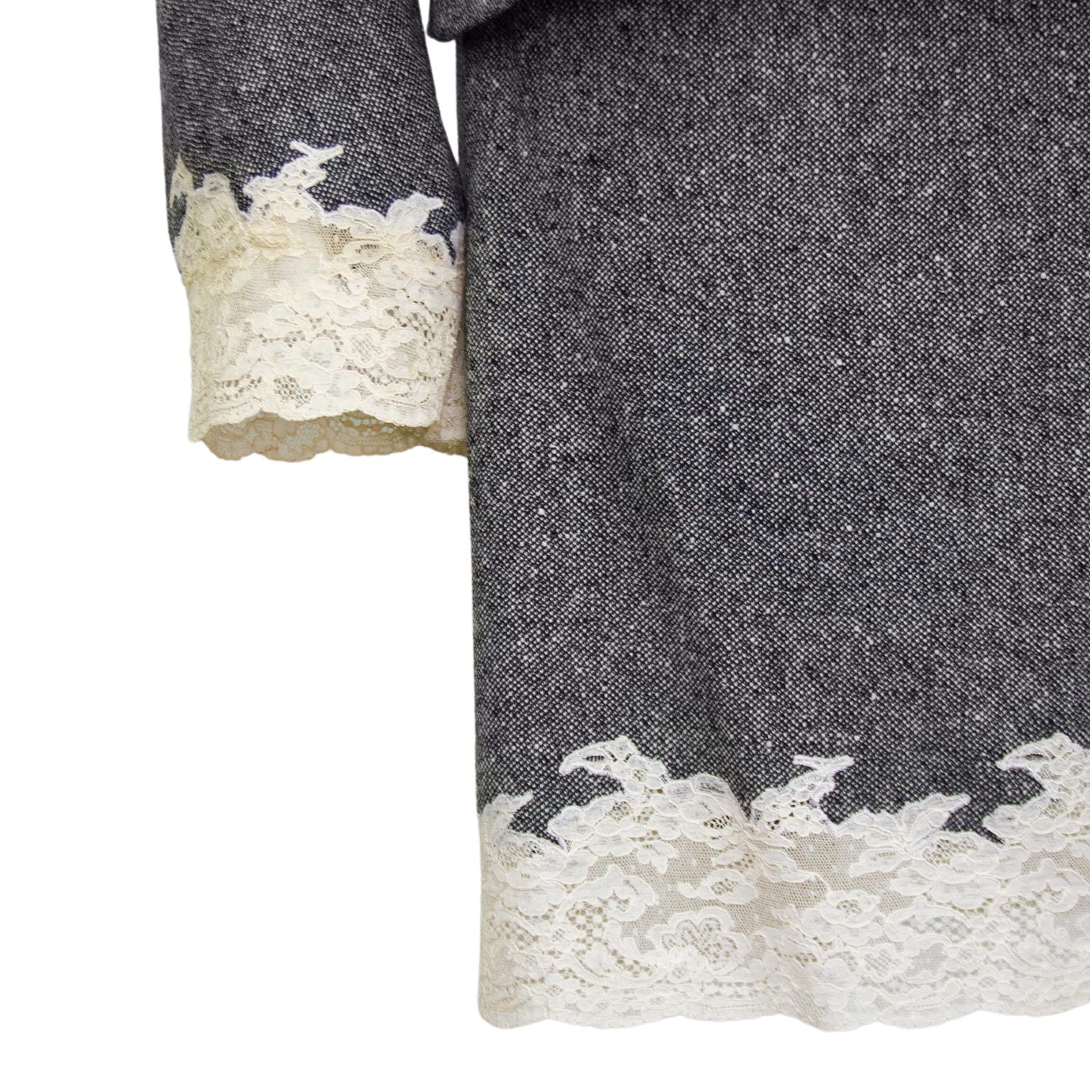 Christian Dior - Tailleur jupe en tweed de laine gris avec dentelle crème, automne-hiver 1998  Pour femmes en vente