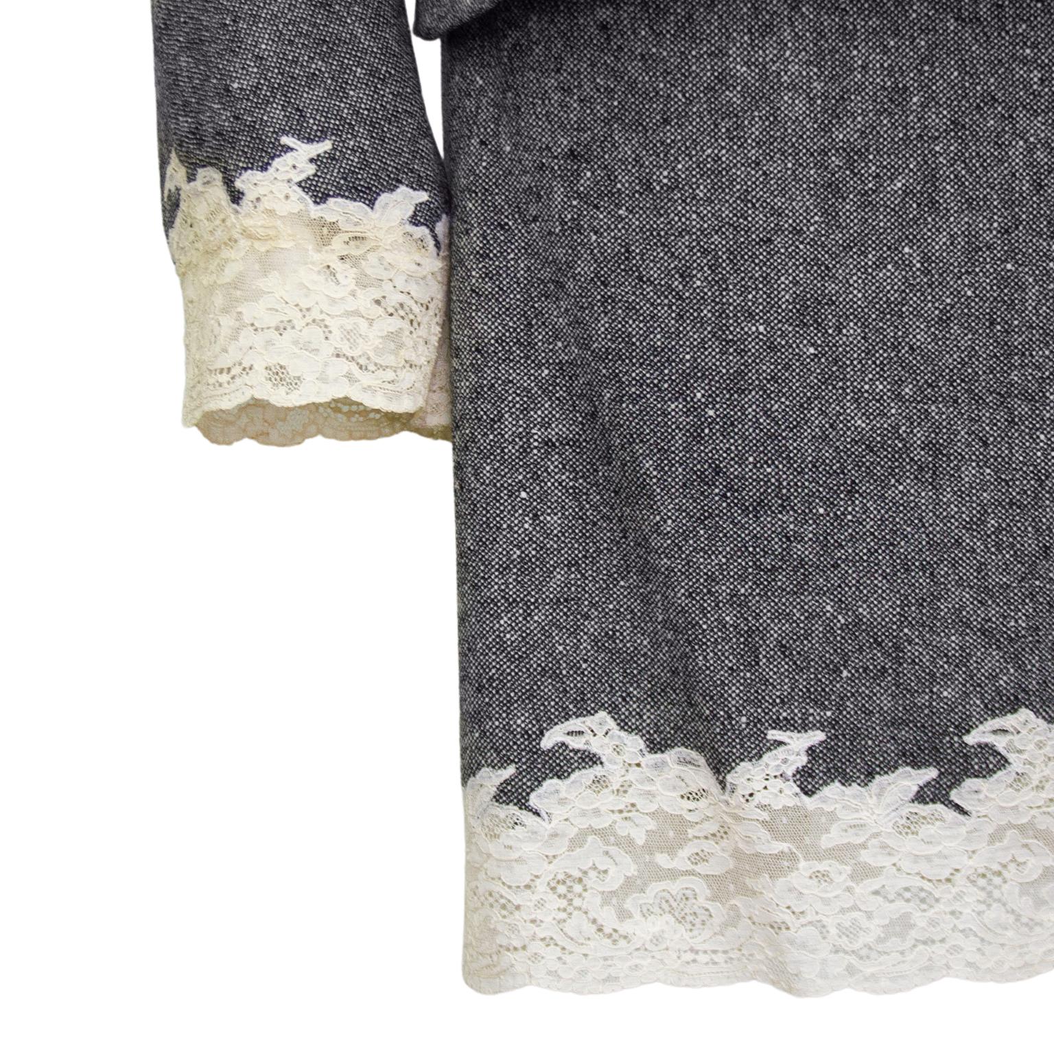 Herbst/Winter 1998 Christian Dior Grauer Tweed-Rockanzug aus Wolle mit cremefarbener Spitze im Angebot 1