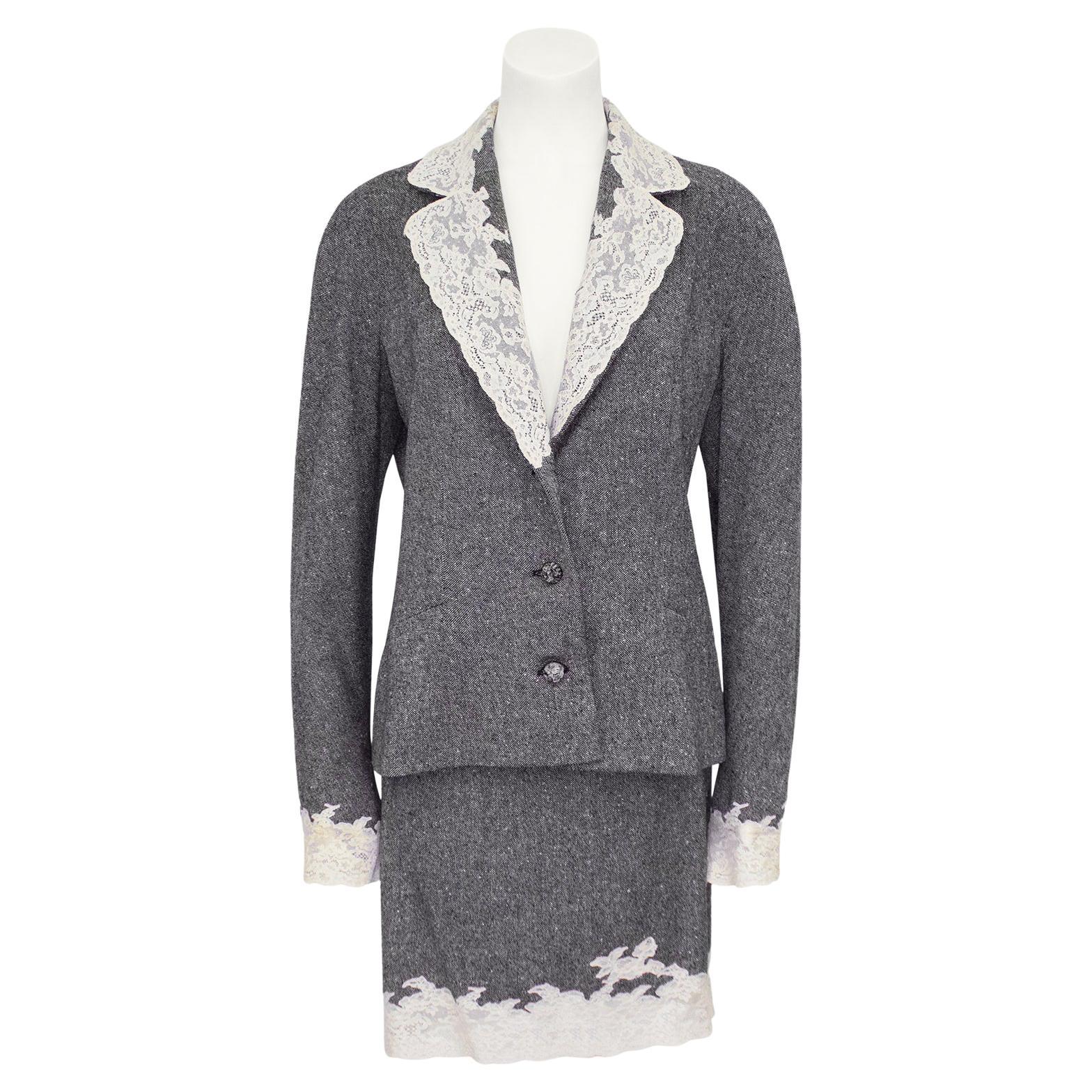 Christian Dior - Tailleur jupe en tweed de laine gris avec dentelle crème, automne-hiver 1998  en vente