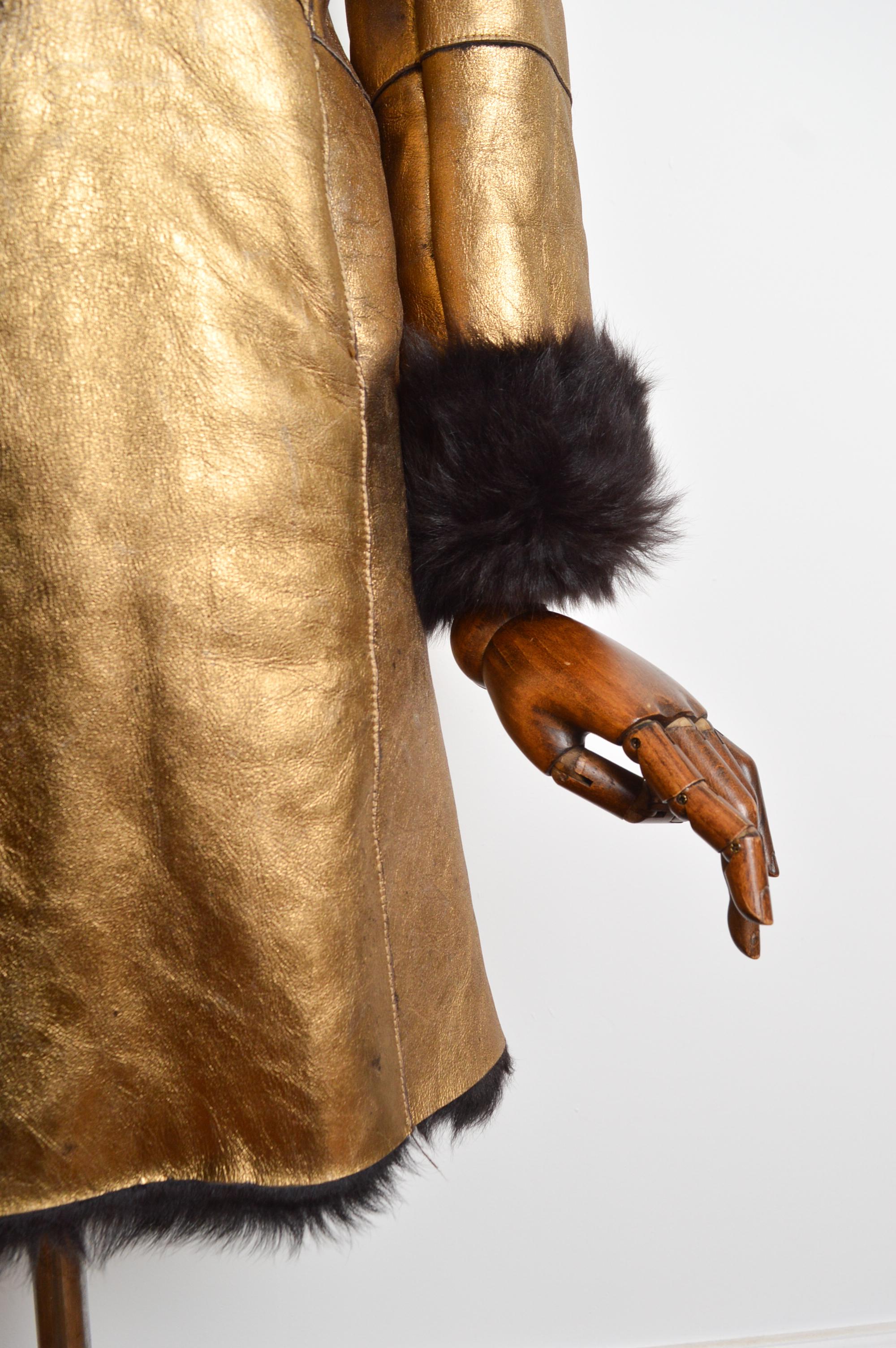 Otoño / Invierno 2000 Donatella Versace Abrigo de piel de oveja lamé dorado metalizado en venta 5