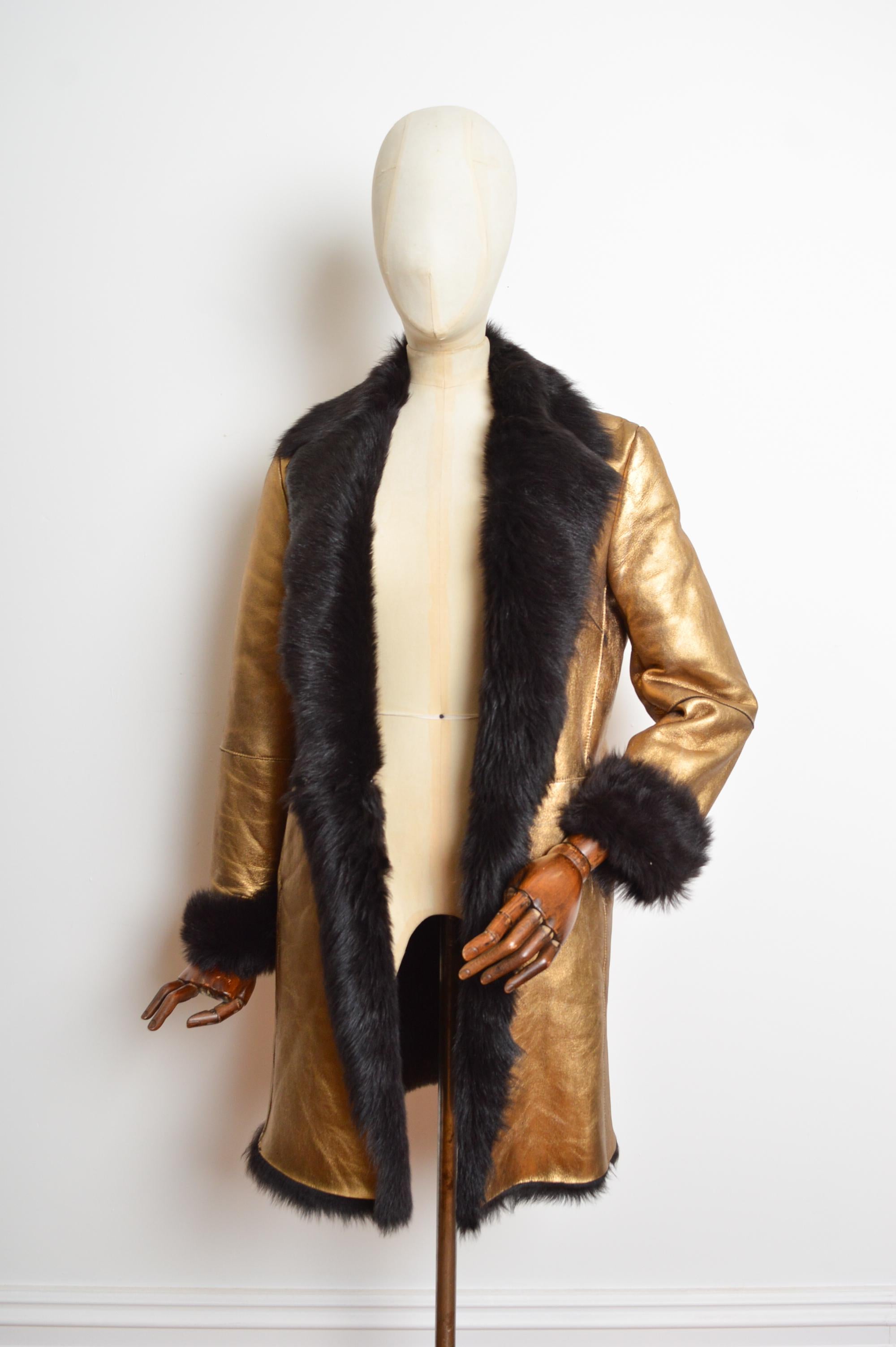 Otoño / Invierno 2000 Donatella Versace Abrigo de piel de oveja lamé dorado metalizado en venta 8