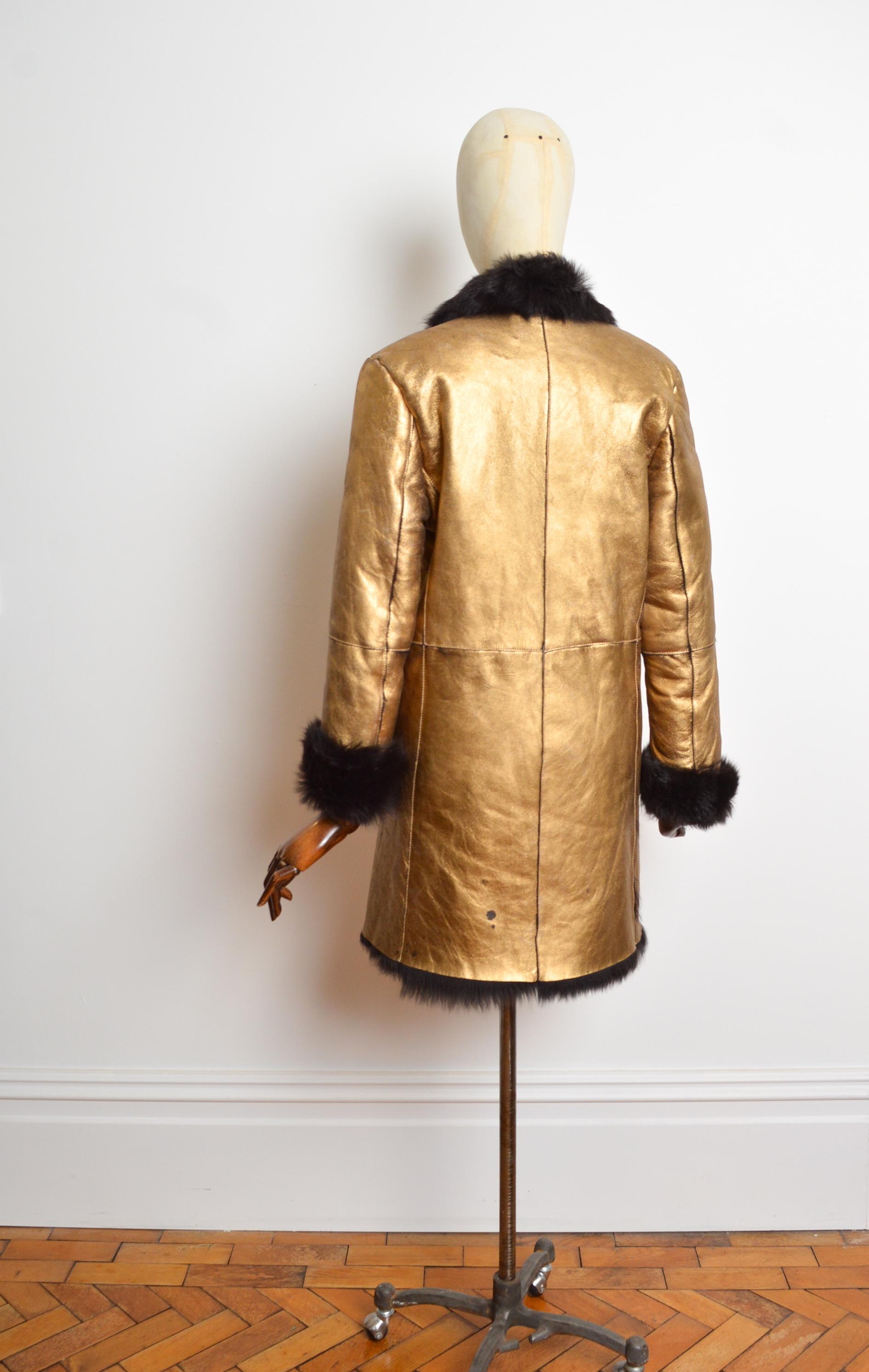 Otoño / Invierno 2000 Donatella Versace Abrigo de piel de oveja lamé dorado metalizado en venta 9