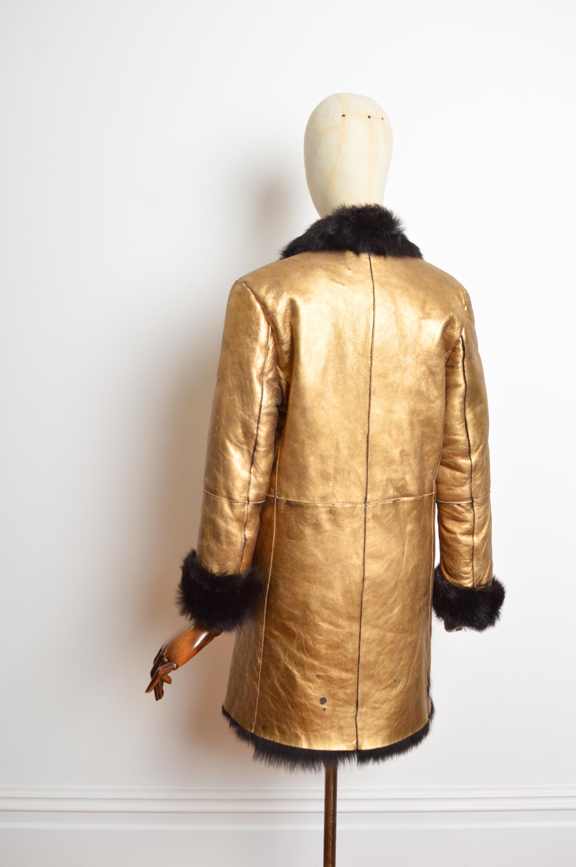 Otoño / Invierno 2000 Donatella Versace Abrigo de piel de oveja lamé dorado metalizado en venta 10