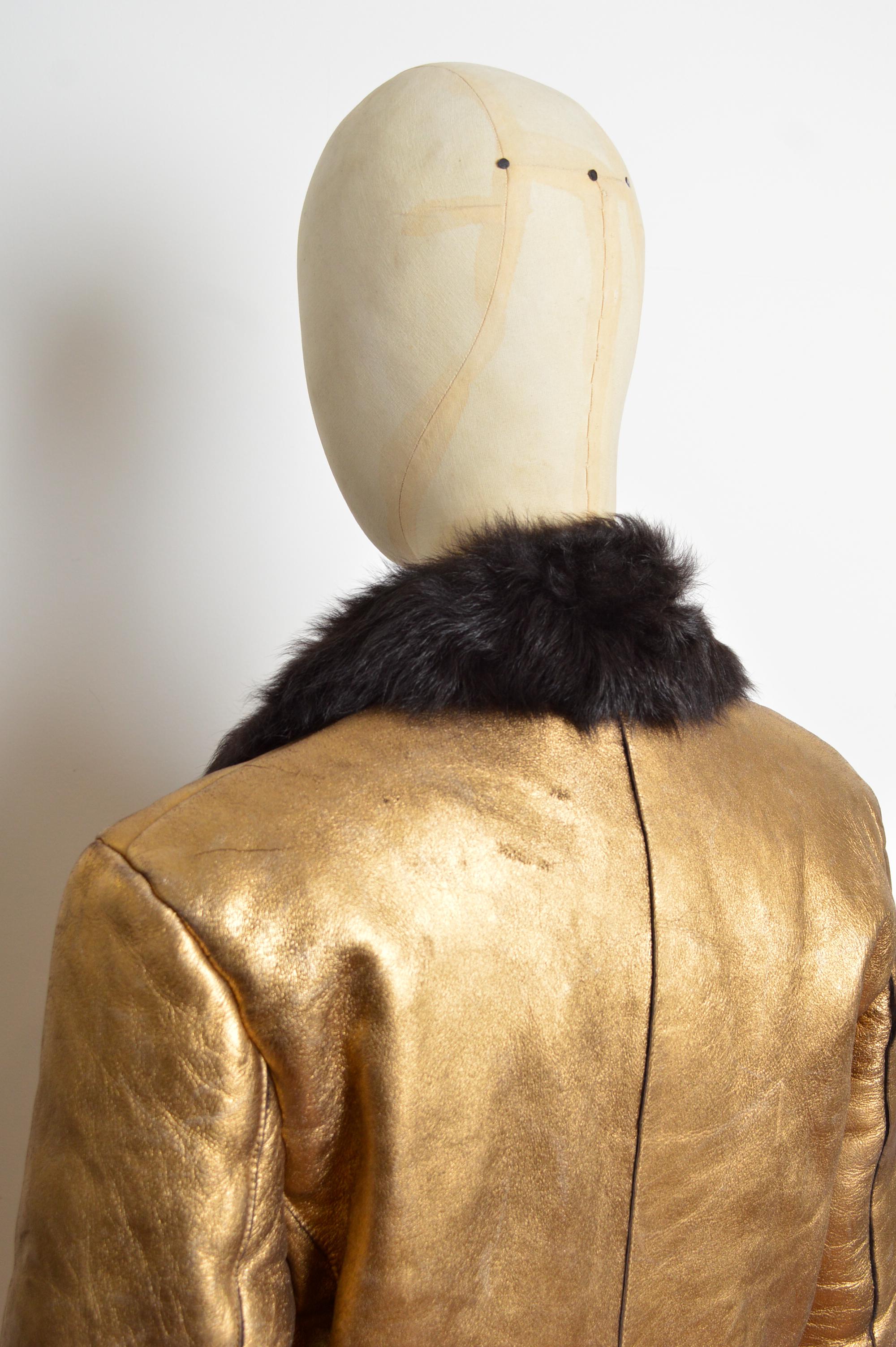 Otoño / Invierno 2000 Donatella Versace Abrigo de piel de oveja lamé dorado metalizado en venta 11