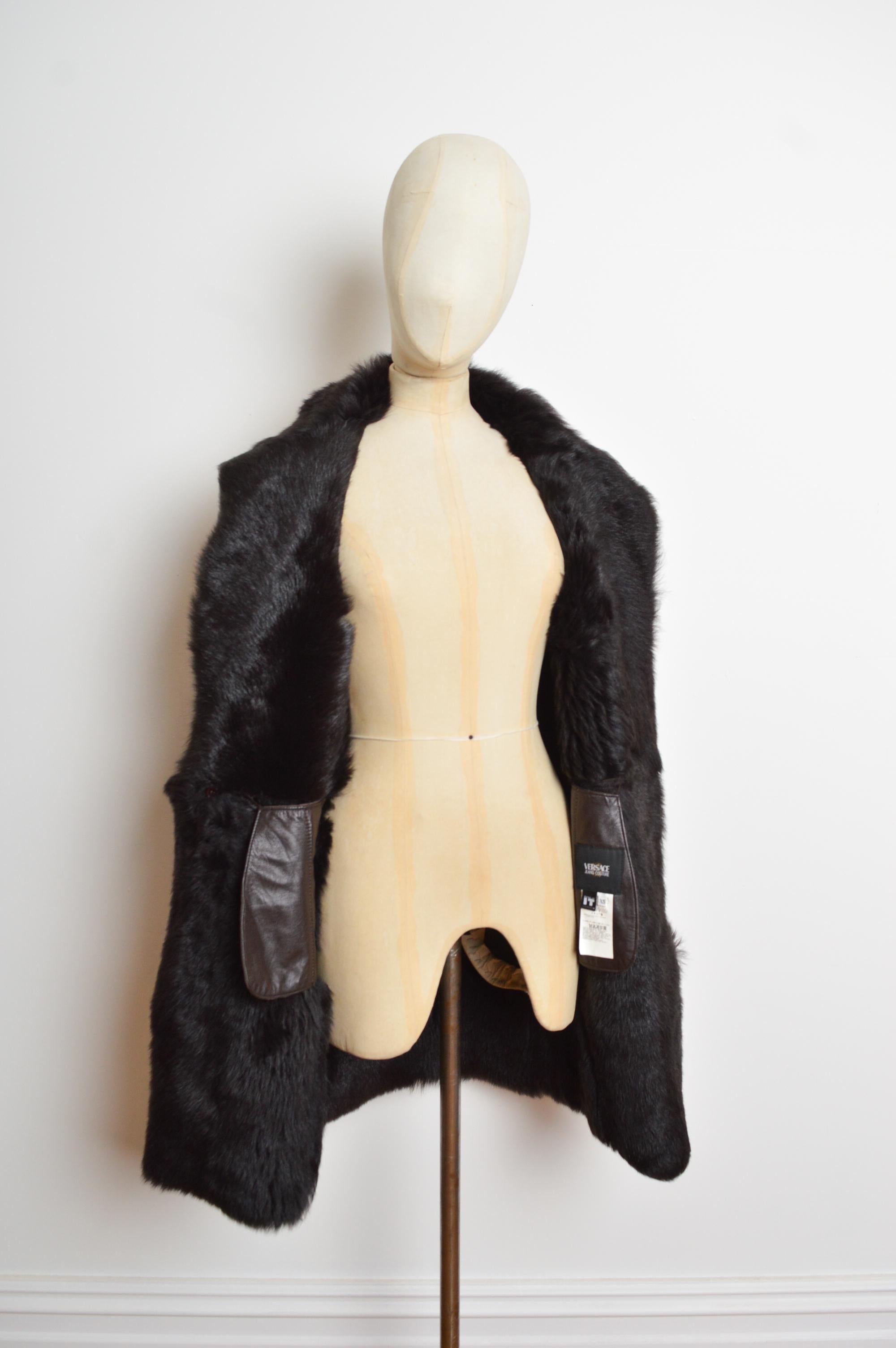 Otoño / Invierno 2000 Donatella Versace Abrigo de piel de oveja lamé dorado metalizado en venta 13
