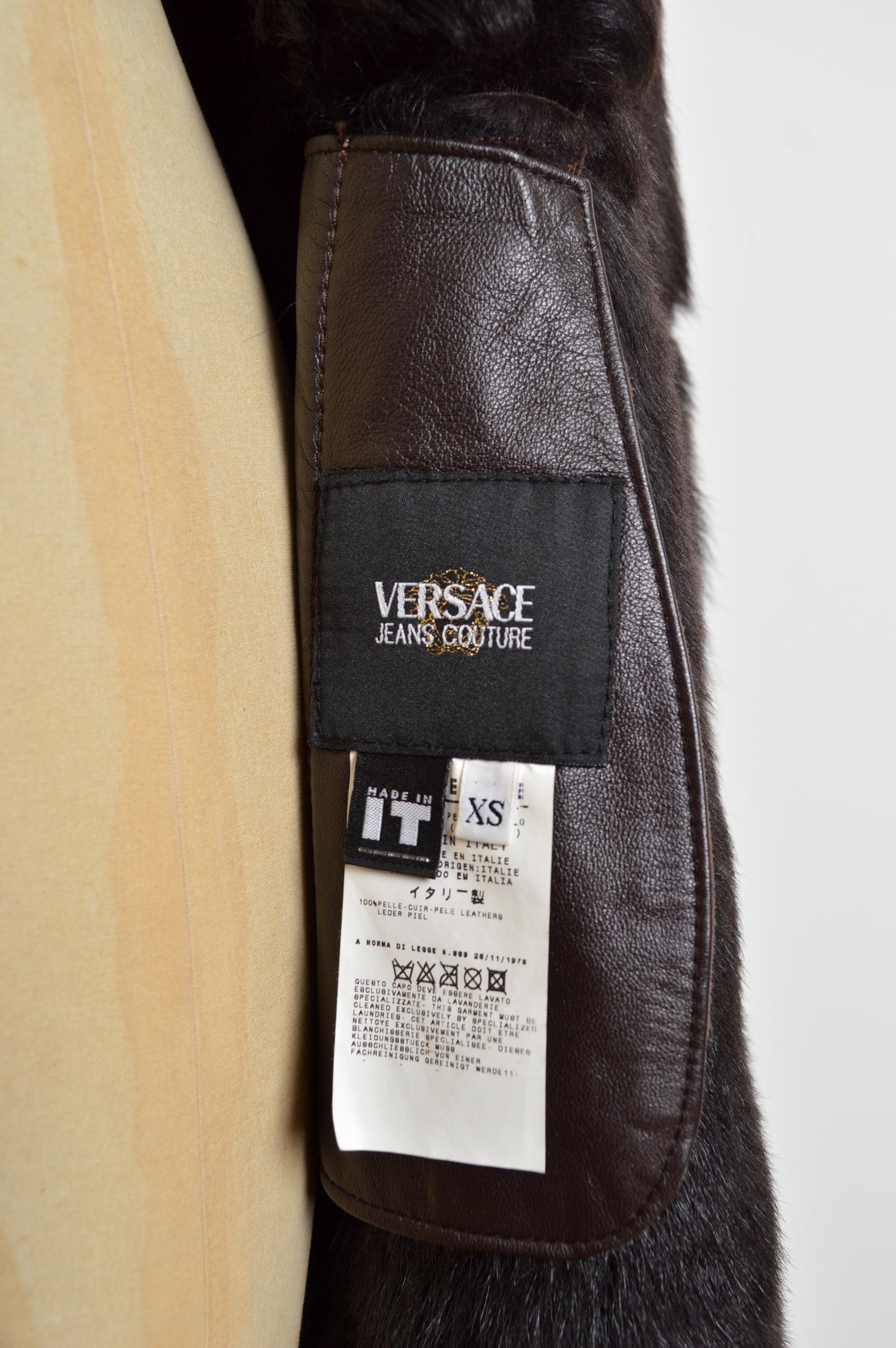 Otoño / Invierno 2000 Donatella Versace Abrigo de piel de oveja lamé dorado metalizado en venta 14
