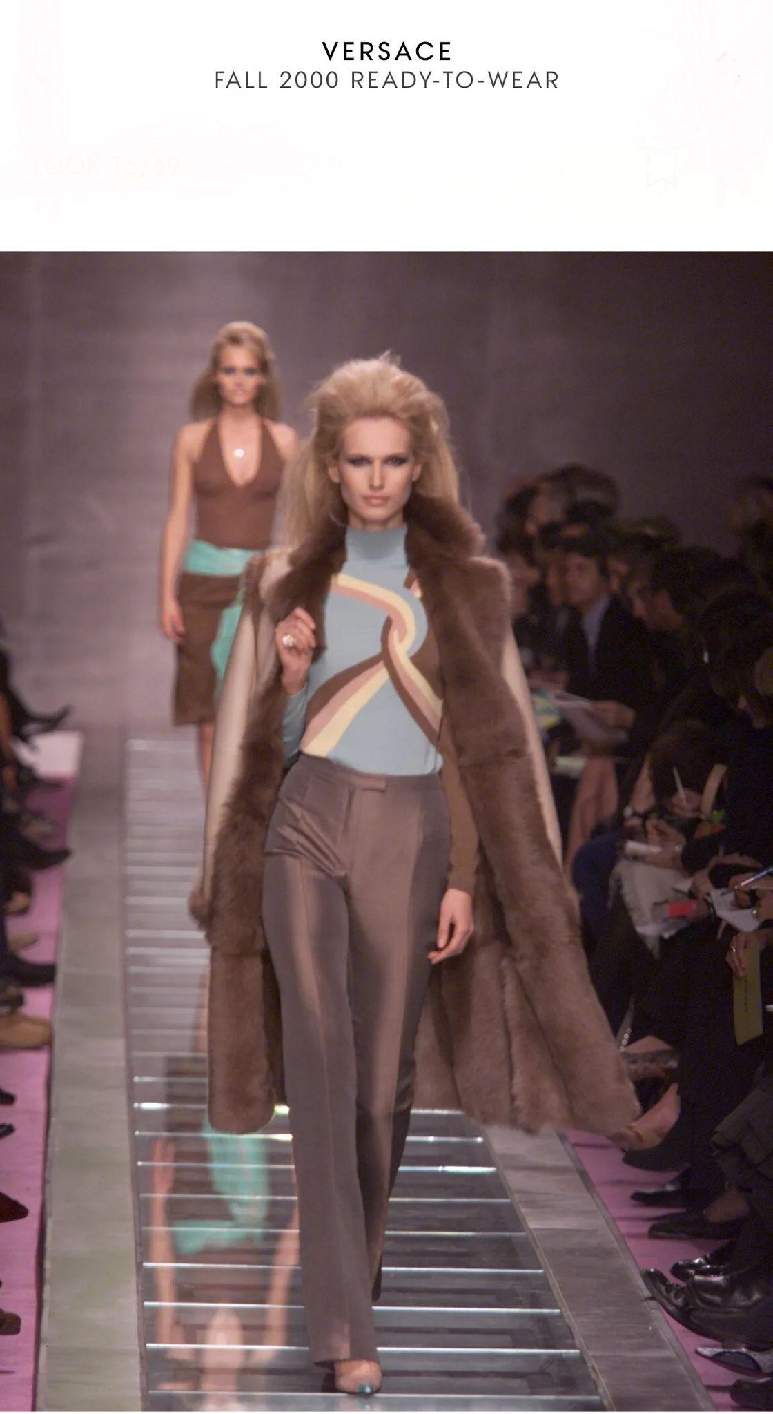 Otoño / Winer 2000 Oro Metalizado Donatella Versace era Abrigo de piel de oveja - Chaqueta
Un decadente Abrigo de piel de oveja Lamè dorado, confeccionado en piel y piel de oveja, con un detalle de hebilla 
