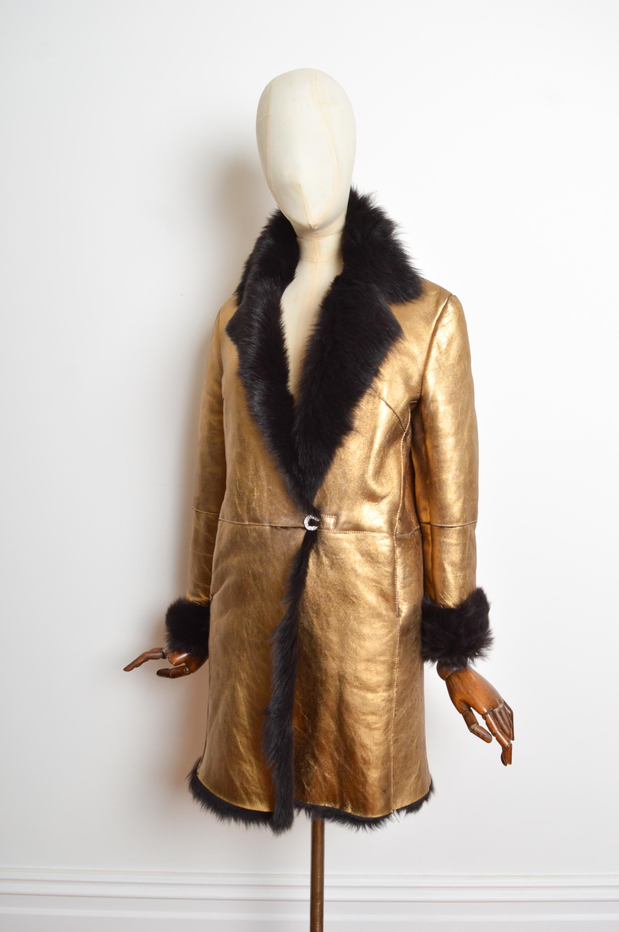 Otoño / Invierno 2000 Donatella Versace Abrigo de piel de oveja lamé dorado metalizado en Bueno estado para la venta en Sheffield, GB