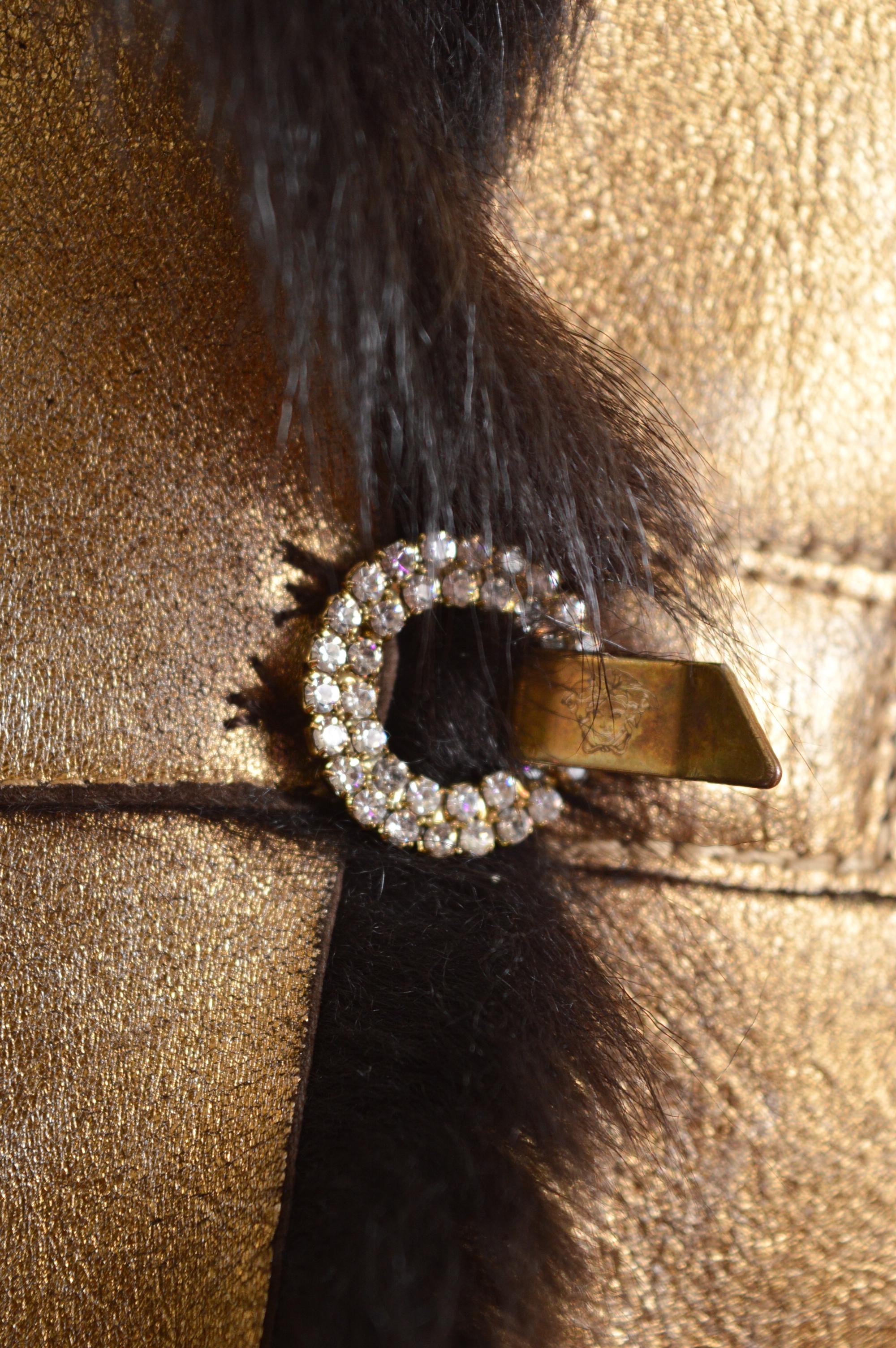 De las mujeres Otoño / Invierno 2000 Donatella Versace Abrigo de piel de oveja lamé dorado metalizado en venta