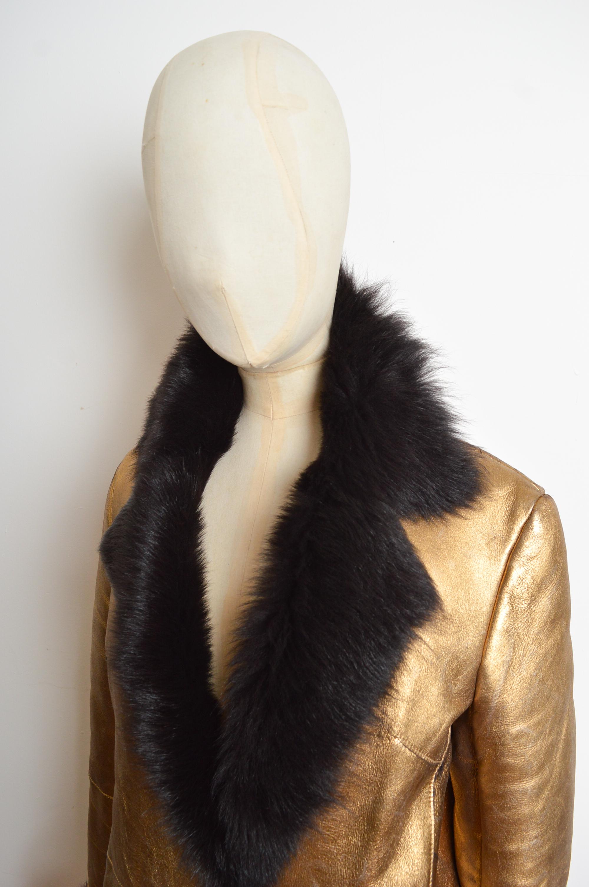 Otoño / Invierno 2000 Donatella Versace Abrigo de piel de oveja lamé dorado metalizado en venta 3