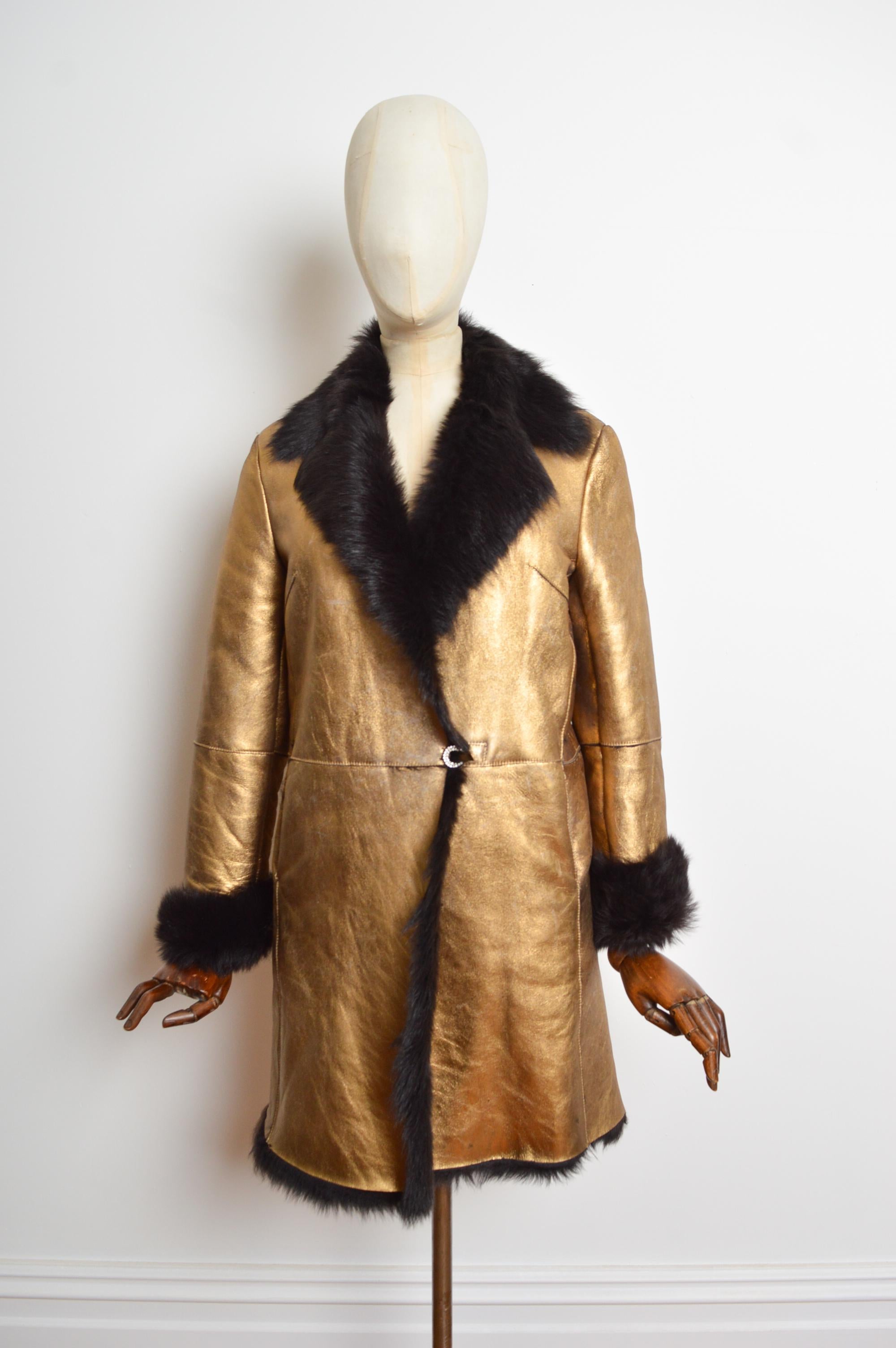 Otoño / Invierno 2000 Donatella Versace Abrigo de piel de oveja lamé dorado metalizado en venta 4
