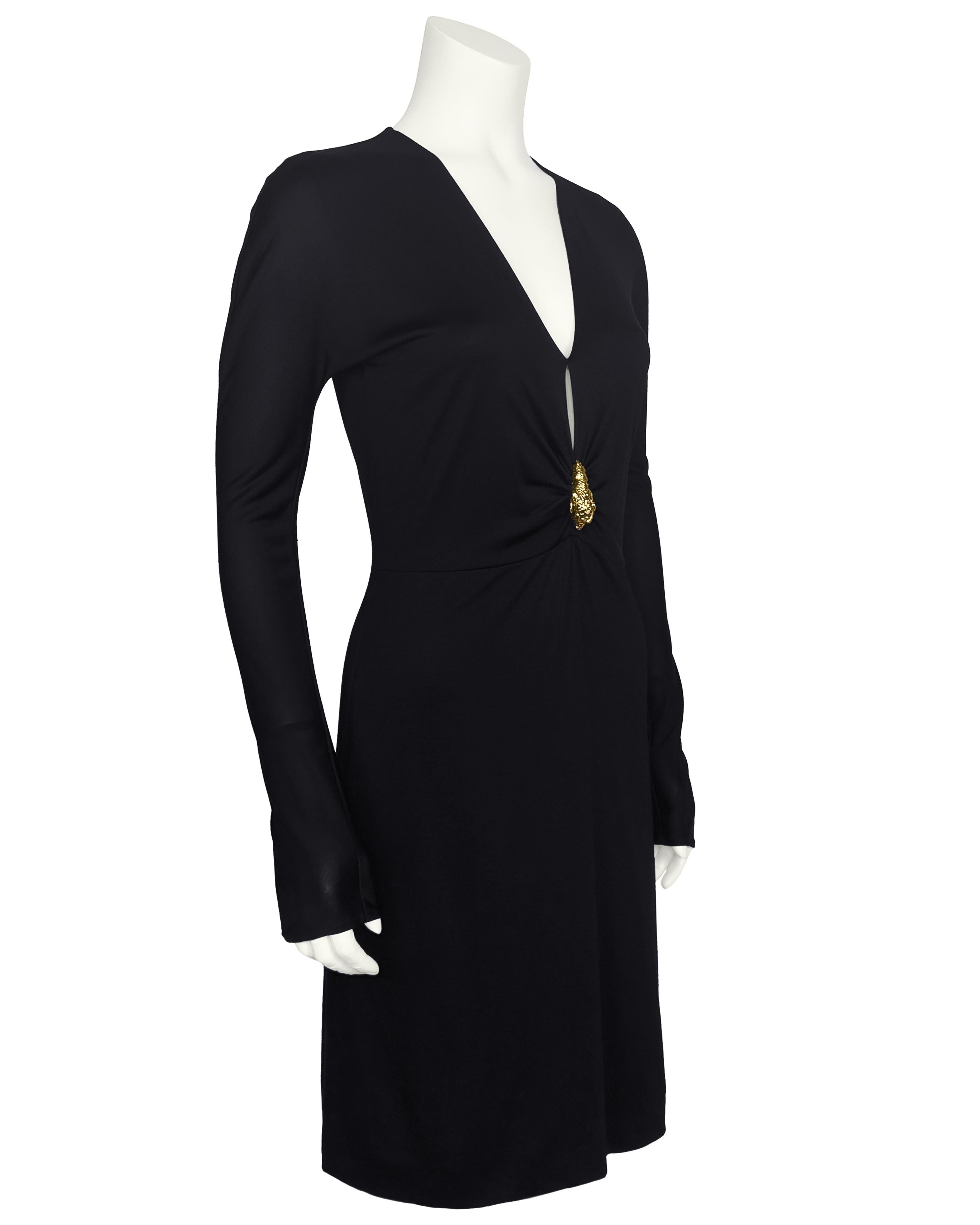 Questo abito a maniche lunghe dell'Autunno/Inverno 2000 è un esempio iconico del minimalismo sensuale di Tom Ford durante il suo periodo in Gucci. La maglia nera abbraccia il corpo per una vestibilità elegante e sexy. La scollatura a V è