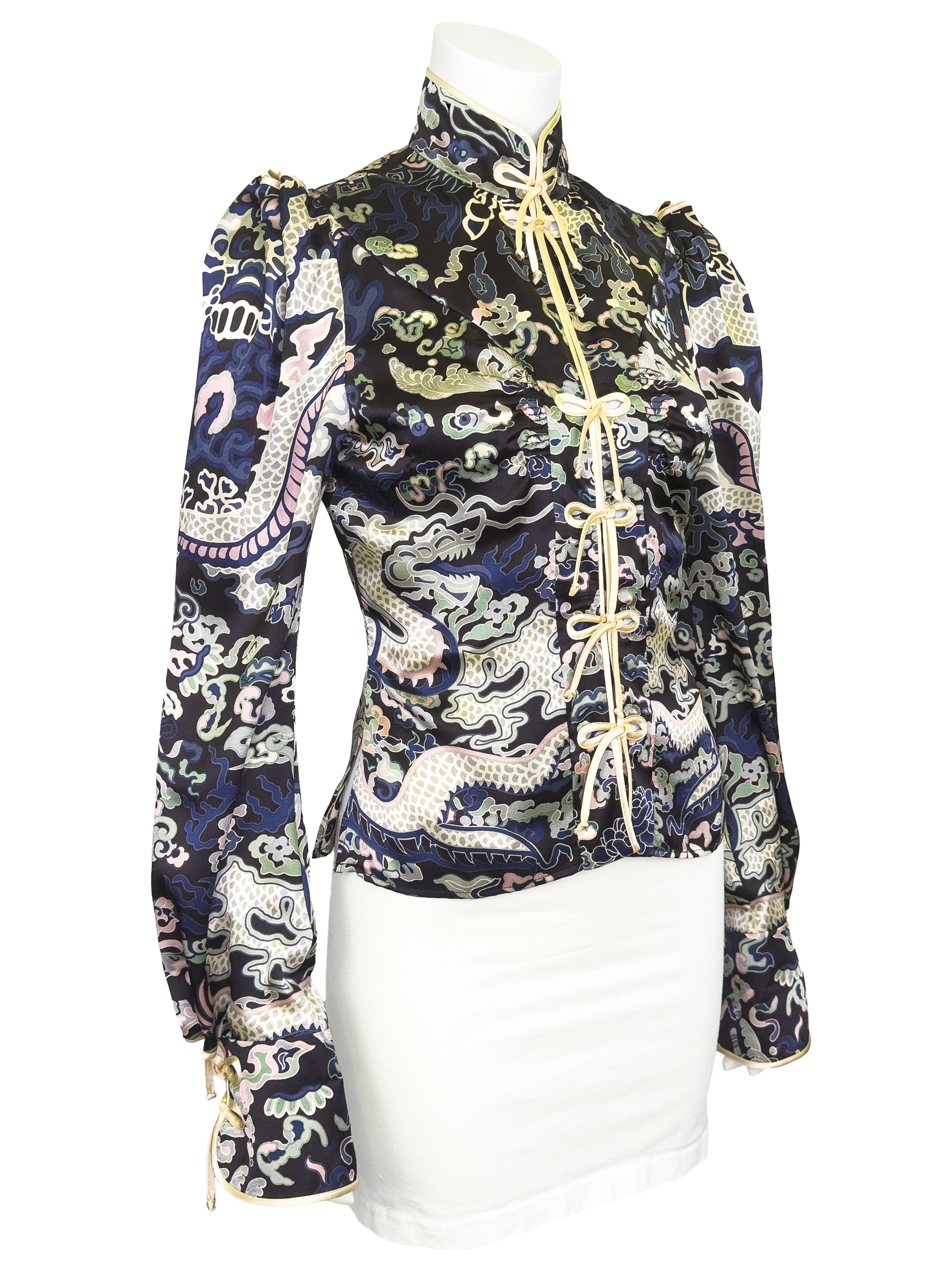 Cette blouse de style cheongsam, issue de la dernière collection de Tom Ford pour Yves Saint Laurent, est une véritable pièce de collection. À partir de l'automne/hiver 2004, le design s'inspire des tenues traditionnelles de la cour de Chine et de