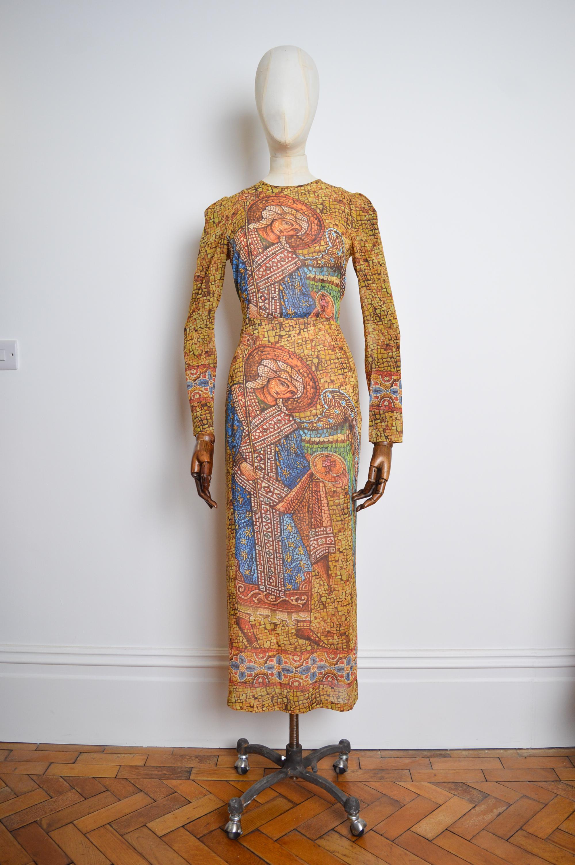 Une robe en mousseline à manches longues à motif mosaïque, décadente, issue de la Collection défilé F/W 2013 de DOLCE & GABBANA.

FABRIQUÉ EN ITALIE.

La robe se compose d'un petit manteau de robe de chambre Nude avec une couche secondaire de
