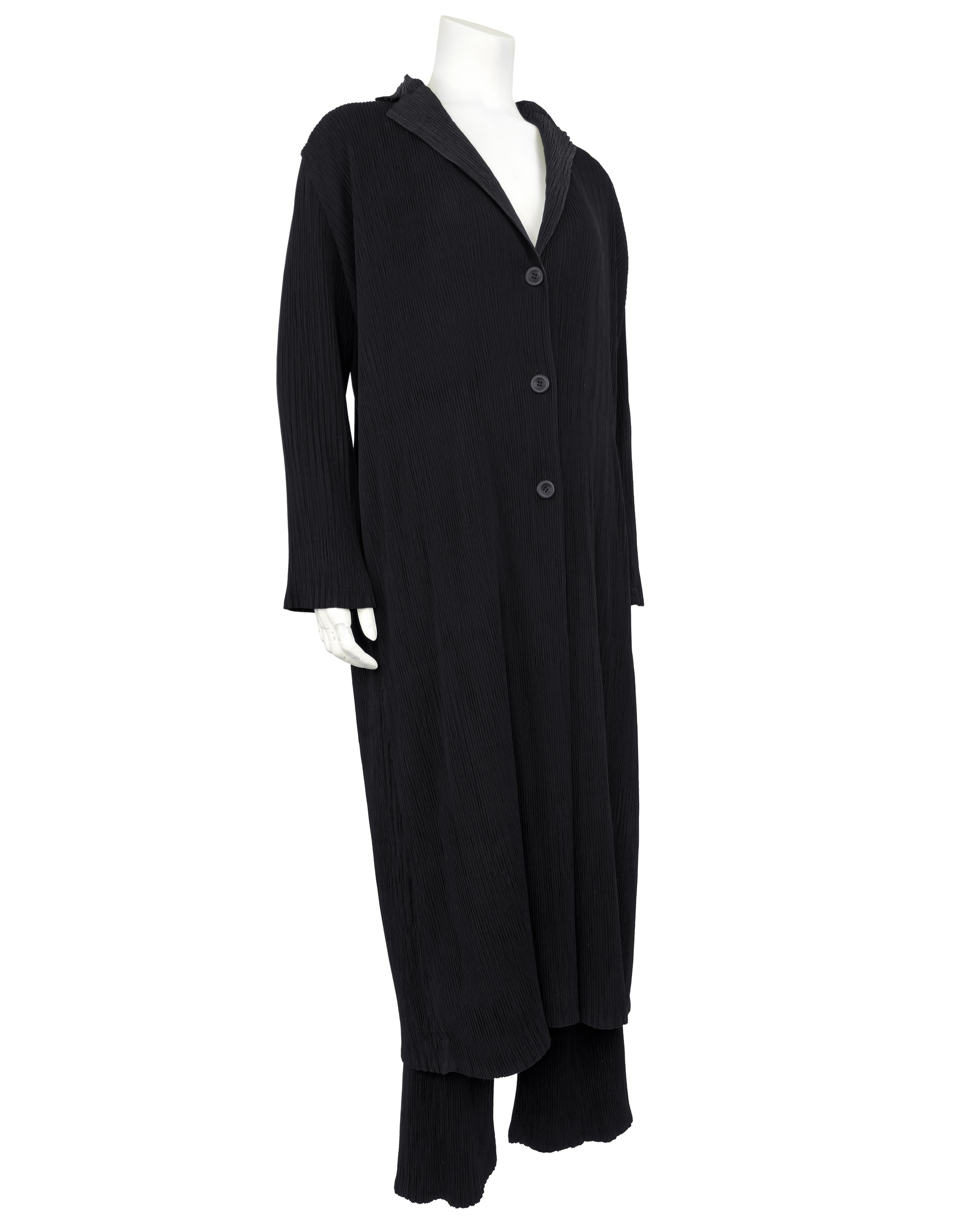 Nero Homme Plissé Issey Miyake Autunno/Inverno 2019: completo di pantaloni e spolverino plissettato in vendita