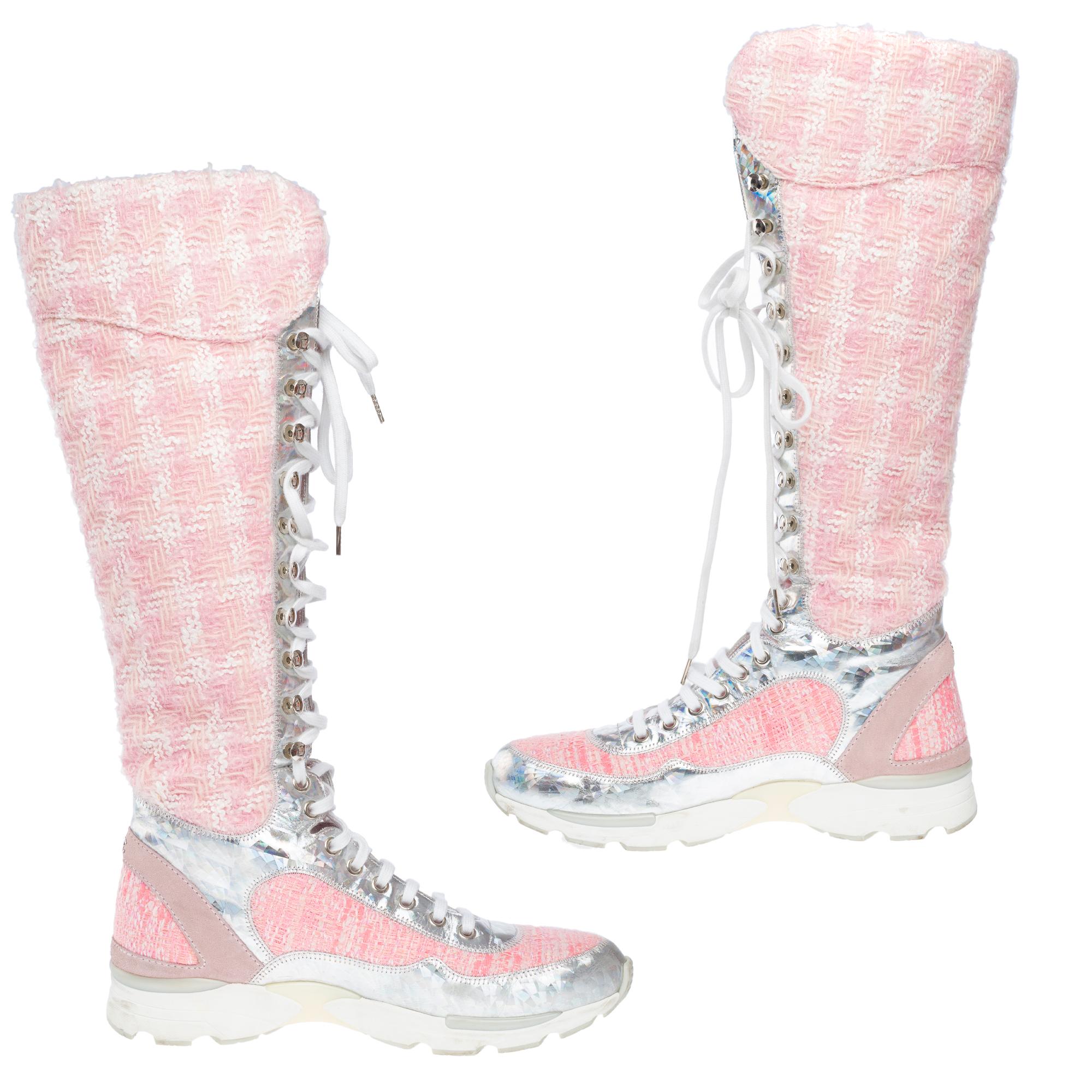 Chanel Bottes hautes à lacets en tweed rose, défilé automne/hiver 2014 Bon état à Paris, IDF