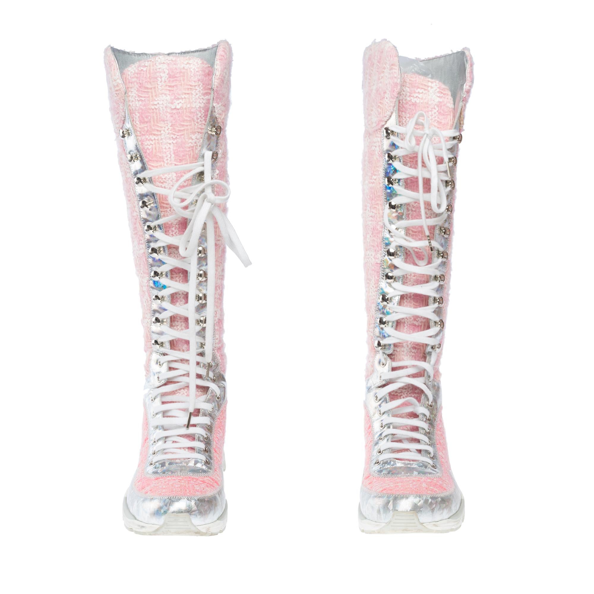 Chanel Bottes hautes à lacets en tweed rose, défilé automne/hiver 2014 4