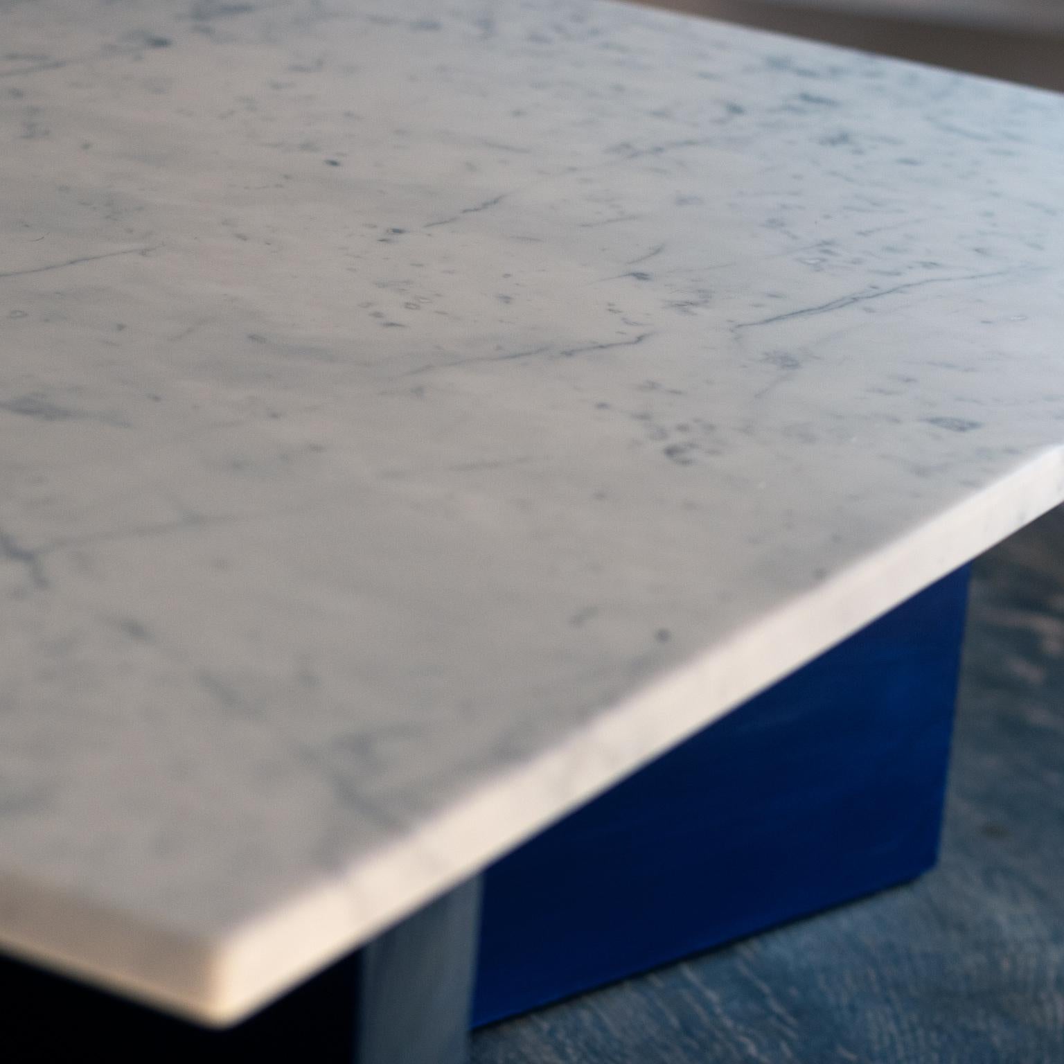 XXIe siècle et contemporain Table basse Fallada à base laquée en marbre blanc de Carrare et en encre bleue en vente