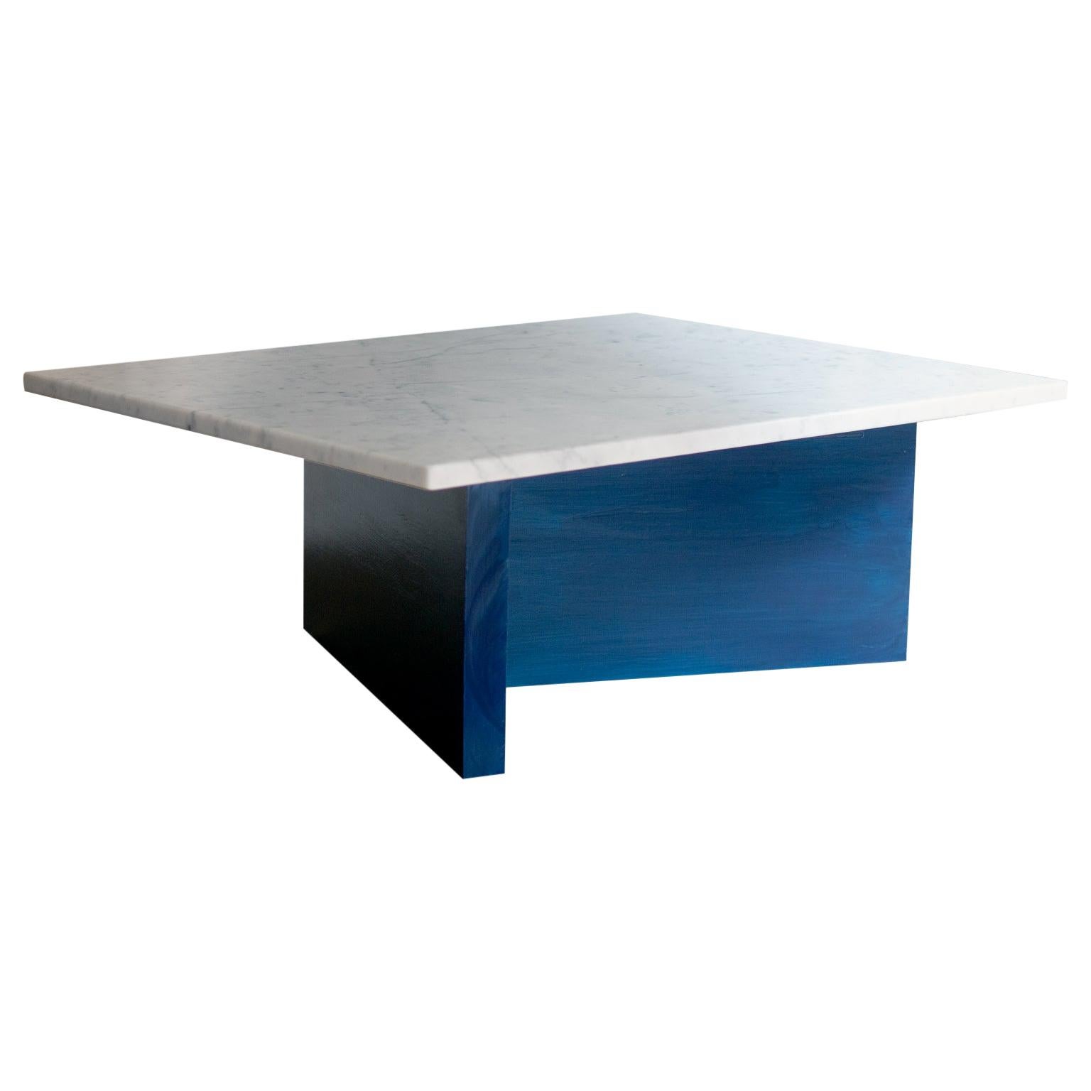 Table basse Fallada à base laquée en marbre blanc de Carrare et en encre bleue