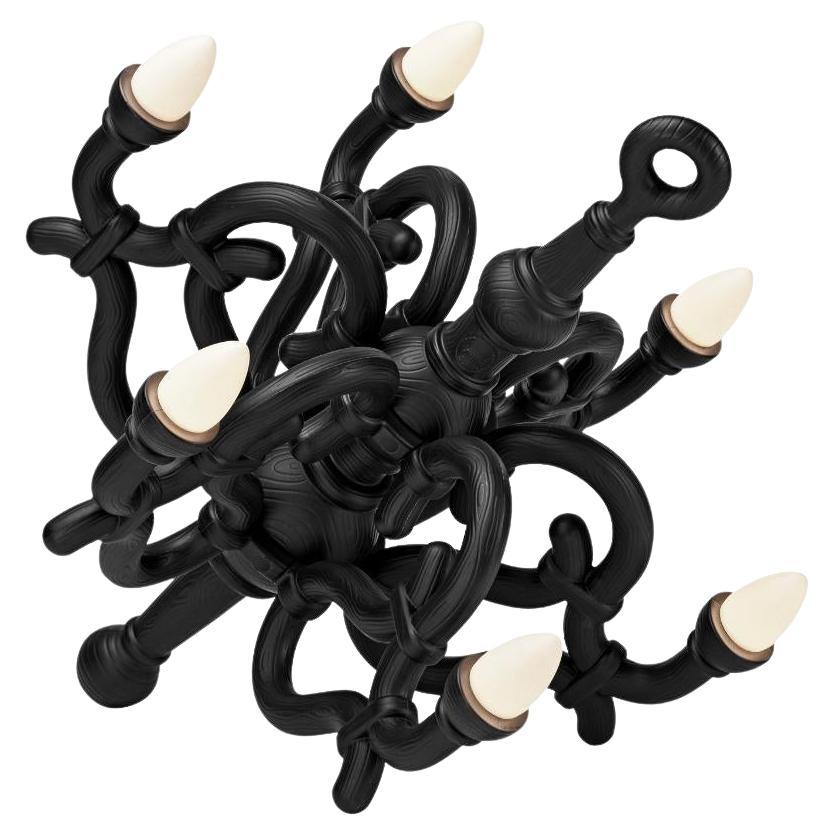 Fallen Chandelier è una lampada ricaricabile senza fili di dimensioni M adatta ad ambienti interni, progettata da Studio I.. Influenzato dalle curve classiche di Thonet del XIX secolo, questo oggetto viaggia attraverso i tempi per essere il
