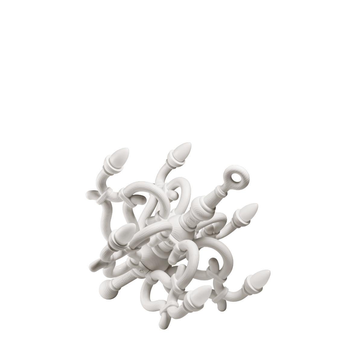 Fallen Chandelier ist eine kabellose, wiederaufladbare Lampe der Größe M, die für Innenräume geeignet ist und von Studio Job entworfen wurde. Beeinflusst von den klassischen Kurven von Thonet aus dem 19. Jahrhundert, reist dieses Objekt durch die